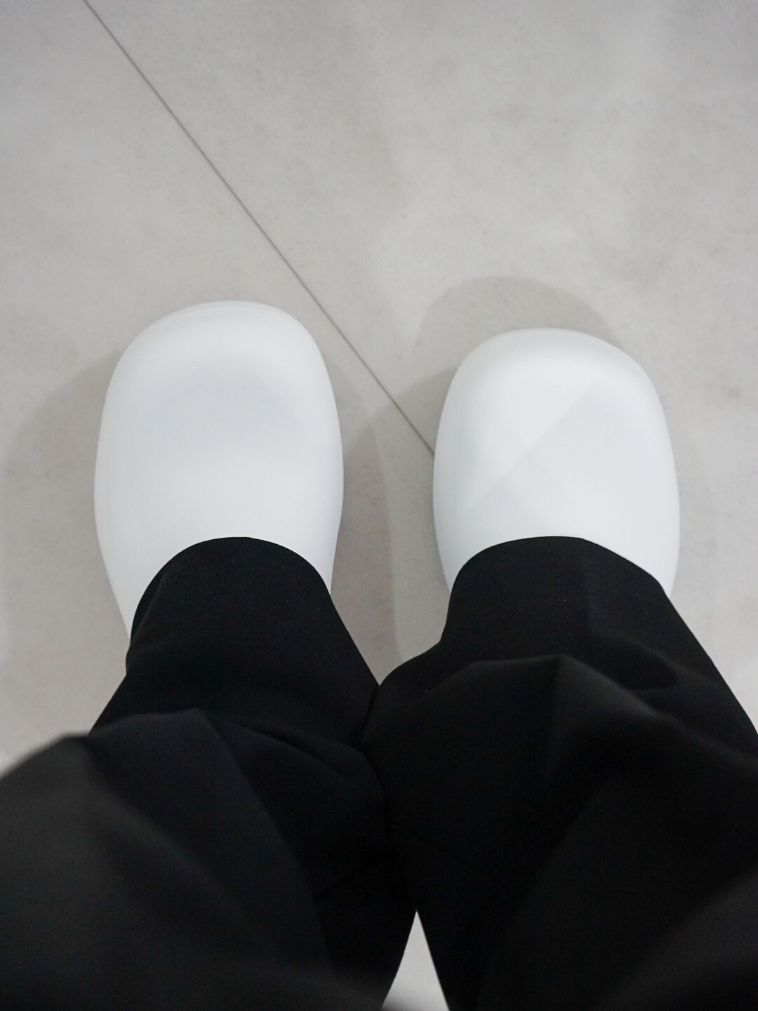 Bottega Veneta Rubber Flash Clog Chalk 착용 스타일
