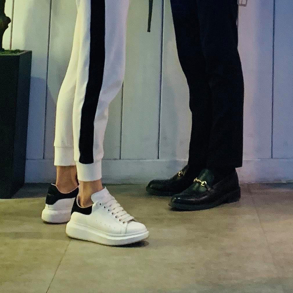 (W) Alexander McQueen Oversized Sneakers White Black 착용 스타일
