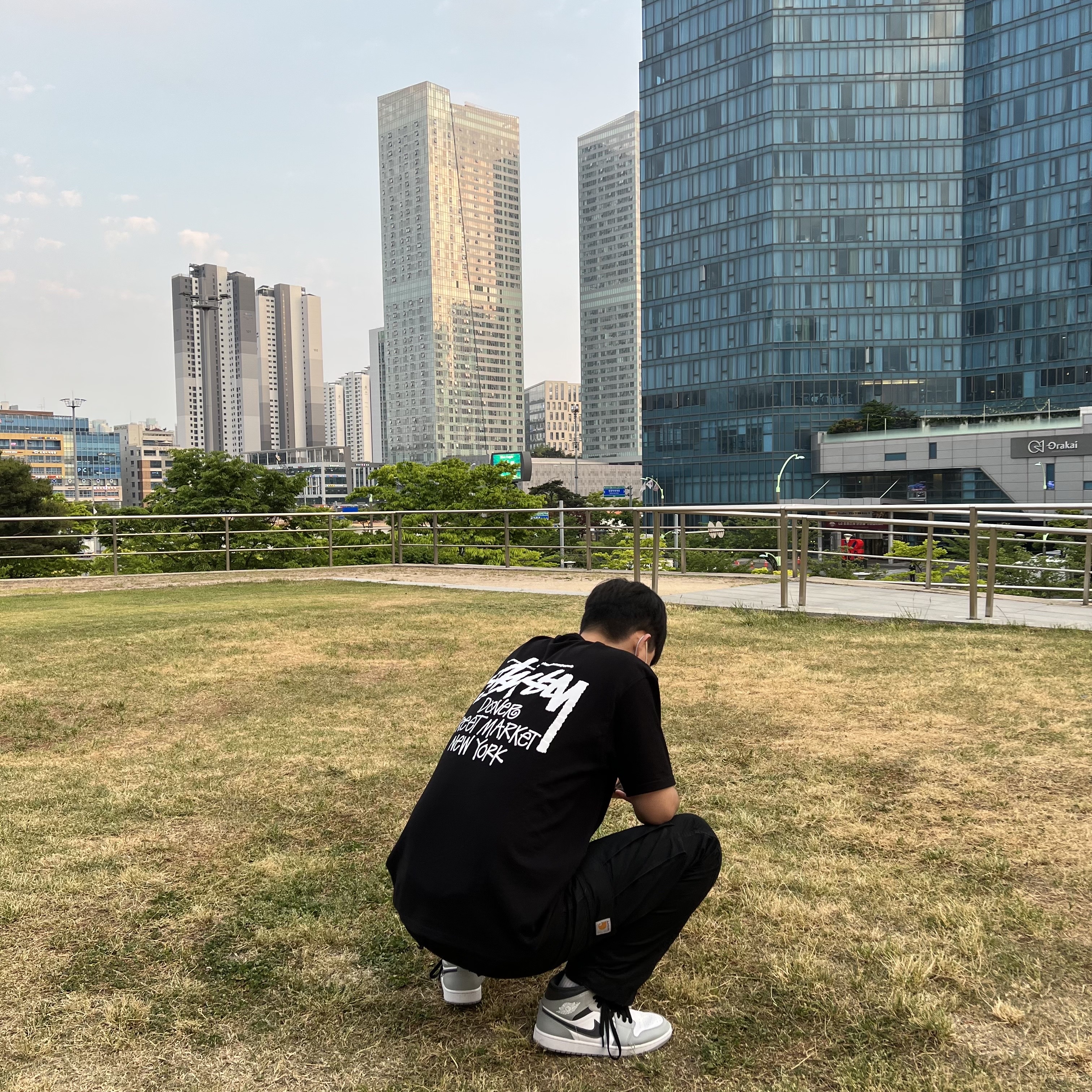 Stussy Stock DSM New York T-Shirt Black, Jordan 1 Mid Light Smoke Grey Anthracite 착용 스타일 - 2