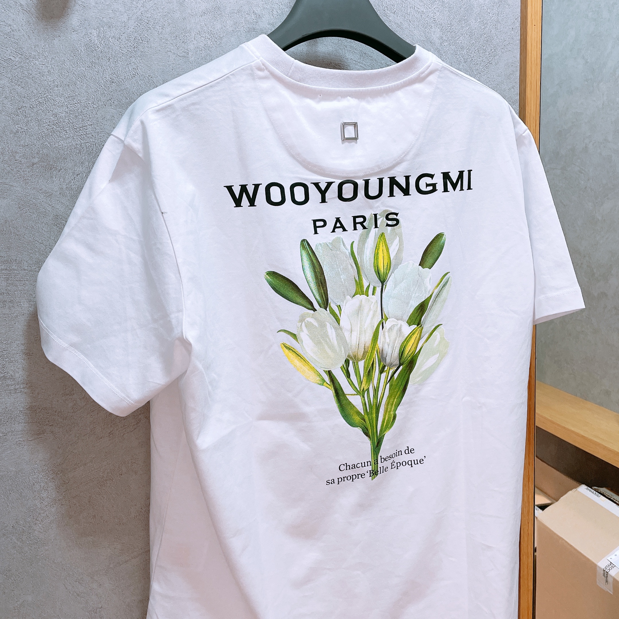 Wooyoungmi Flower Print Back Logo T-Shirt White - 22SS 착용 스타일 - 1
