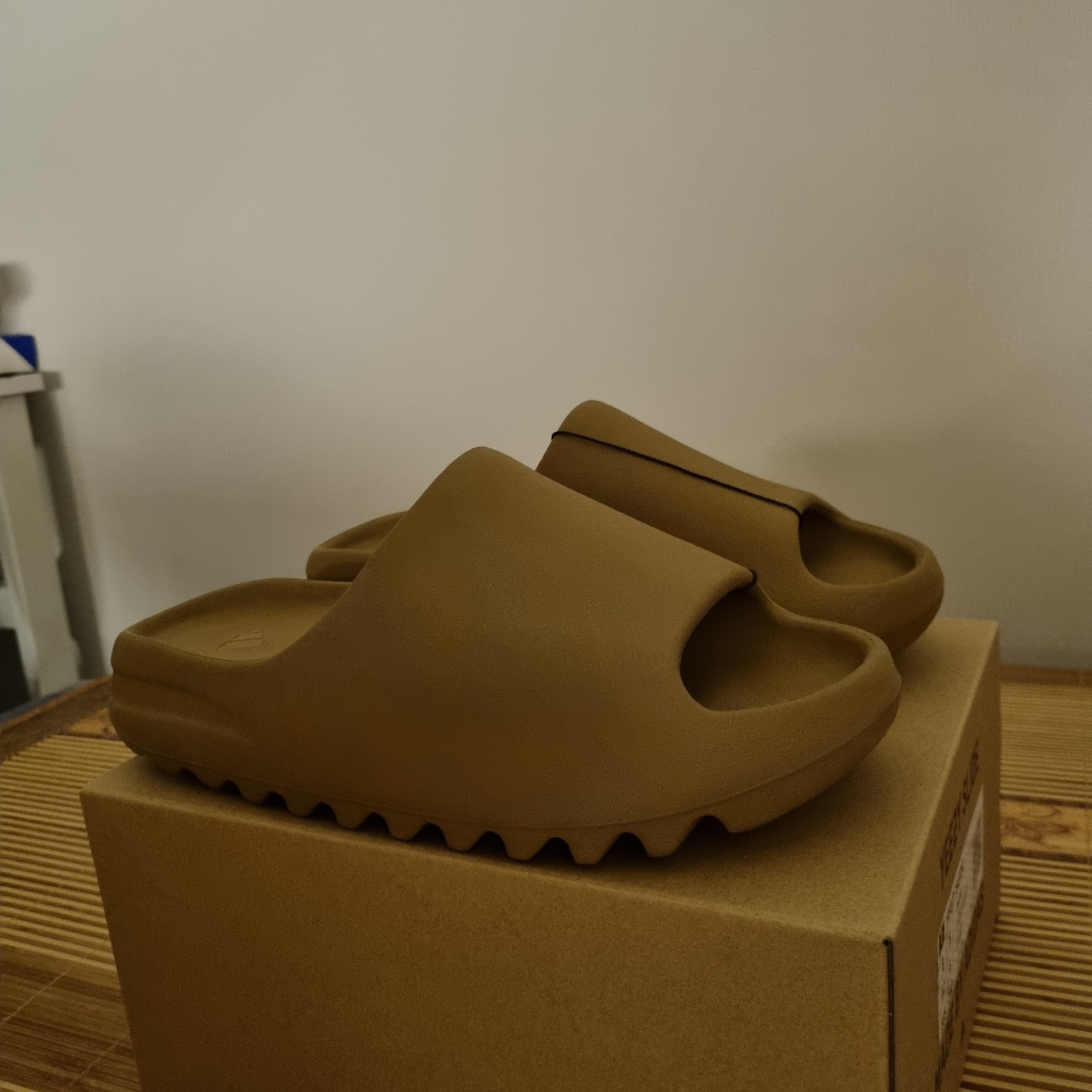 Adidas Yeezy Slide Ochre 착용 스타일