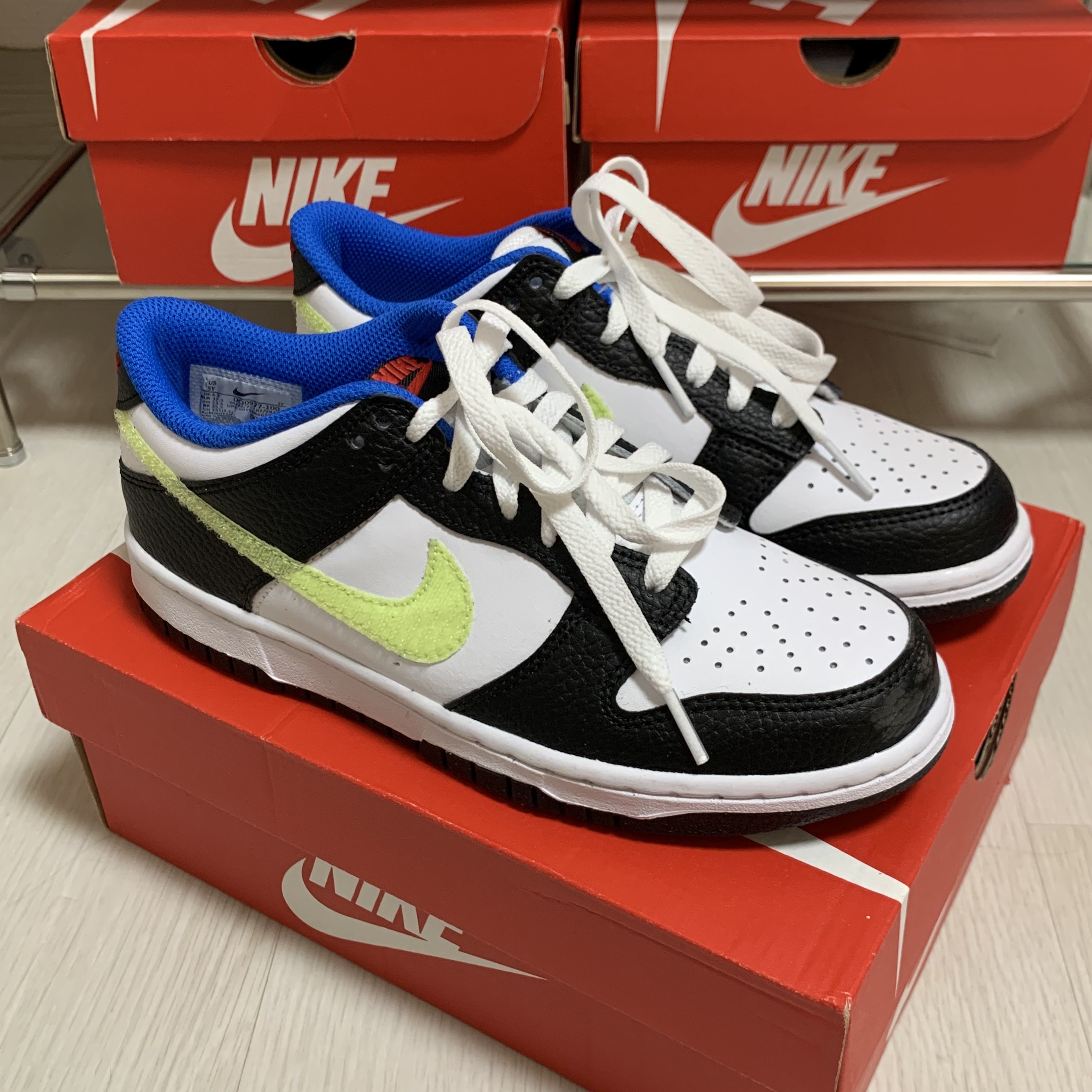 (GS) Nike Dunk Low Signal Blue Lemon Twist 착용 스타일