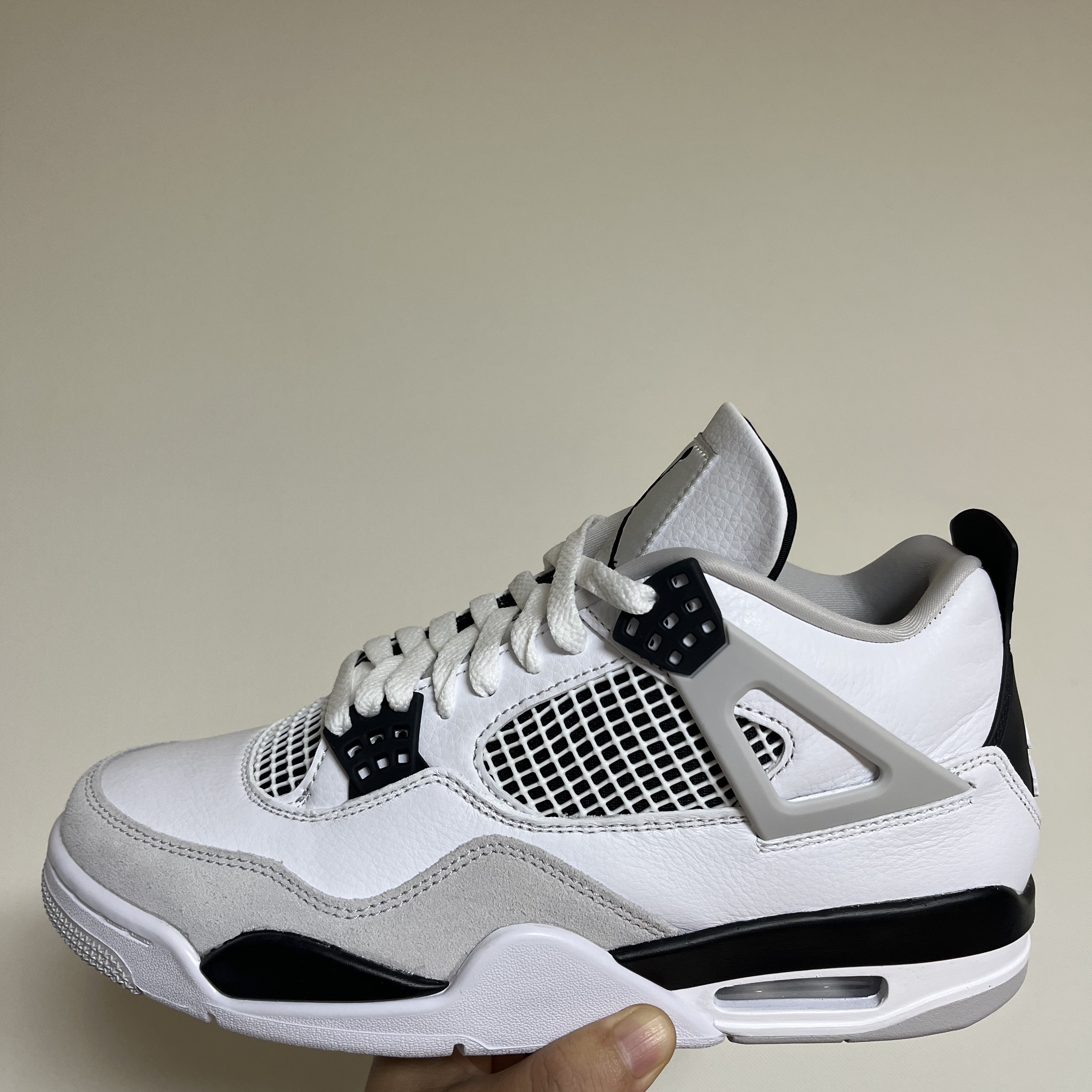 Jordan 4 Retro White and Black, (GS) Jordan 4 Retro White and Black 착용 스타일 - 1