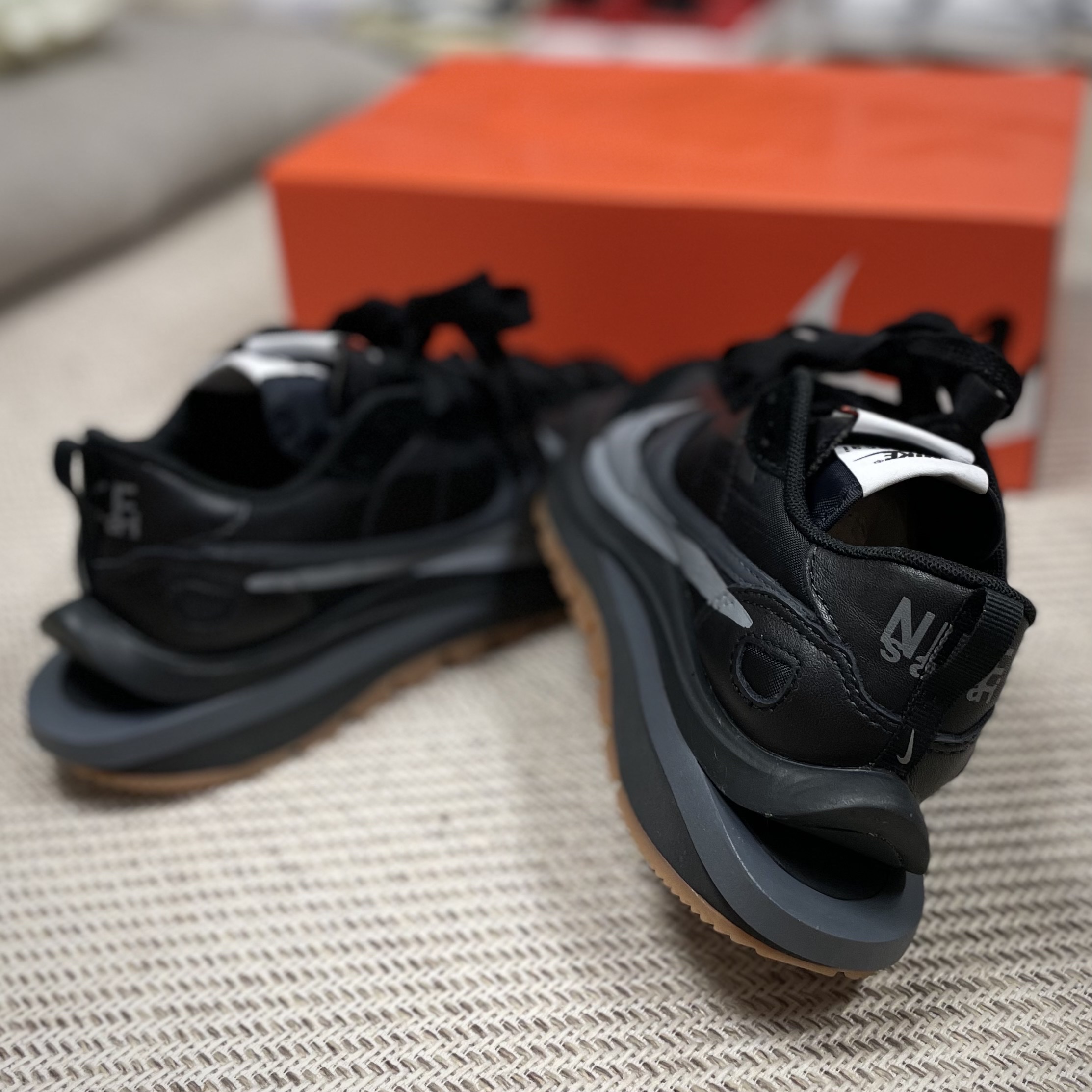 Nike x Sacai VaporWaffle Black and Gum 착용 스타일 - 2