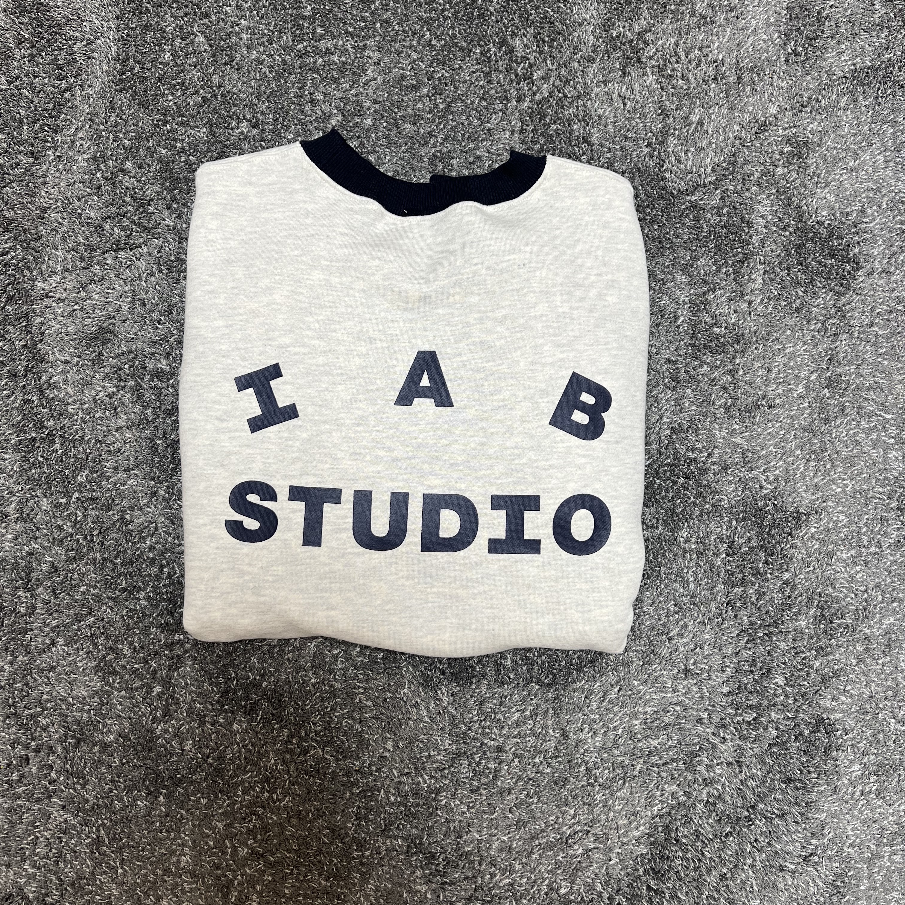 IAB Studio Sweatshirt Oatmeal Navy 착용 스타일
