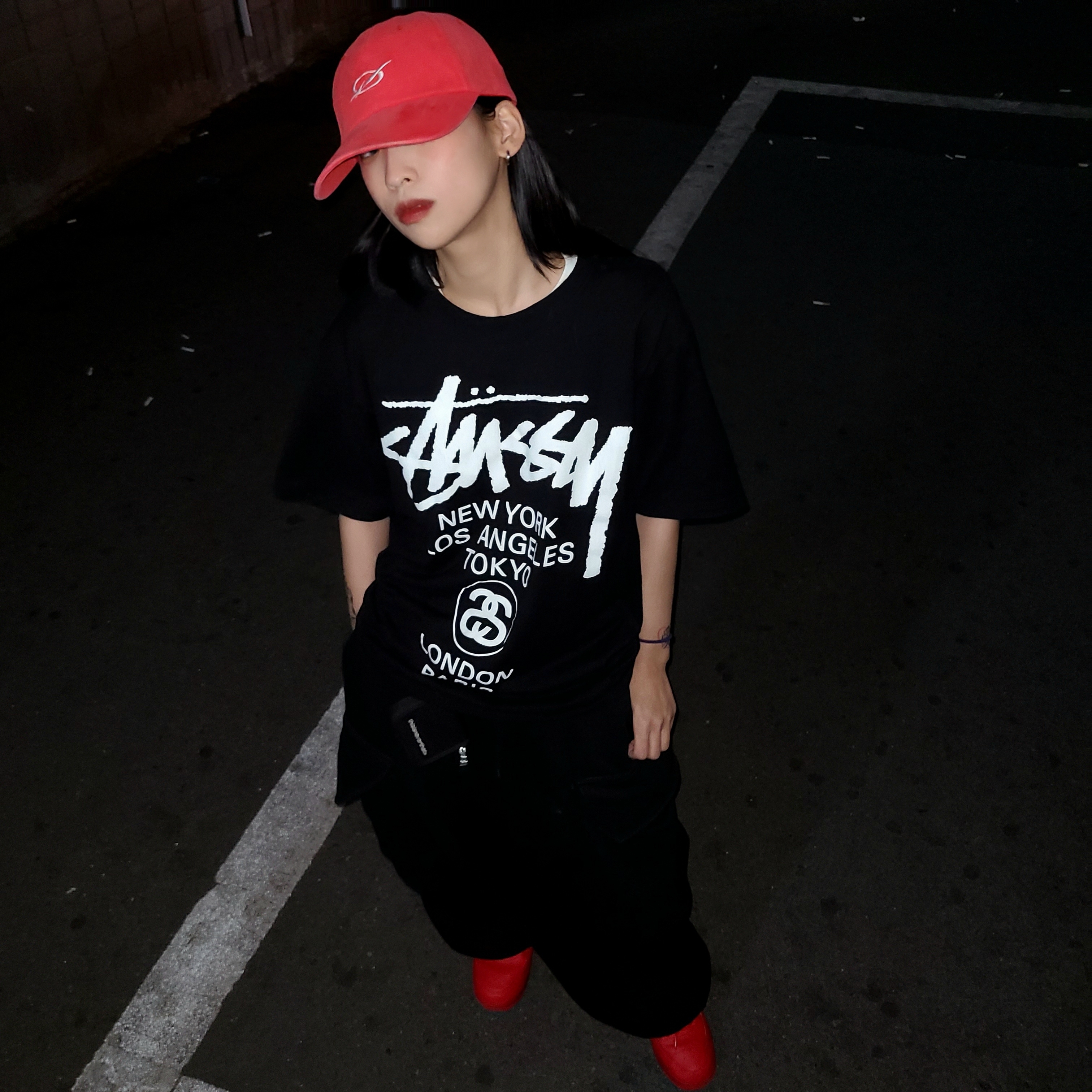Stussy World Tour T-Shirt Black, Nike Air Force 1 '07 LV8 Low 1 Triple Red 착용 스타일