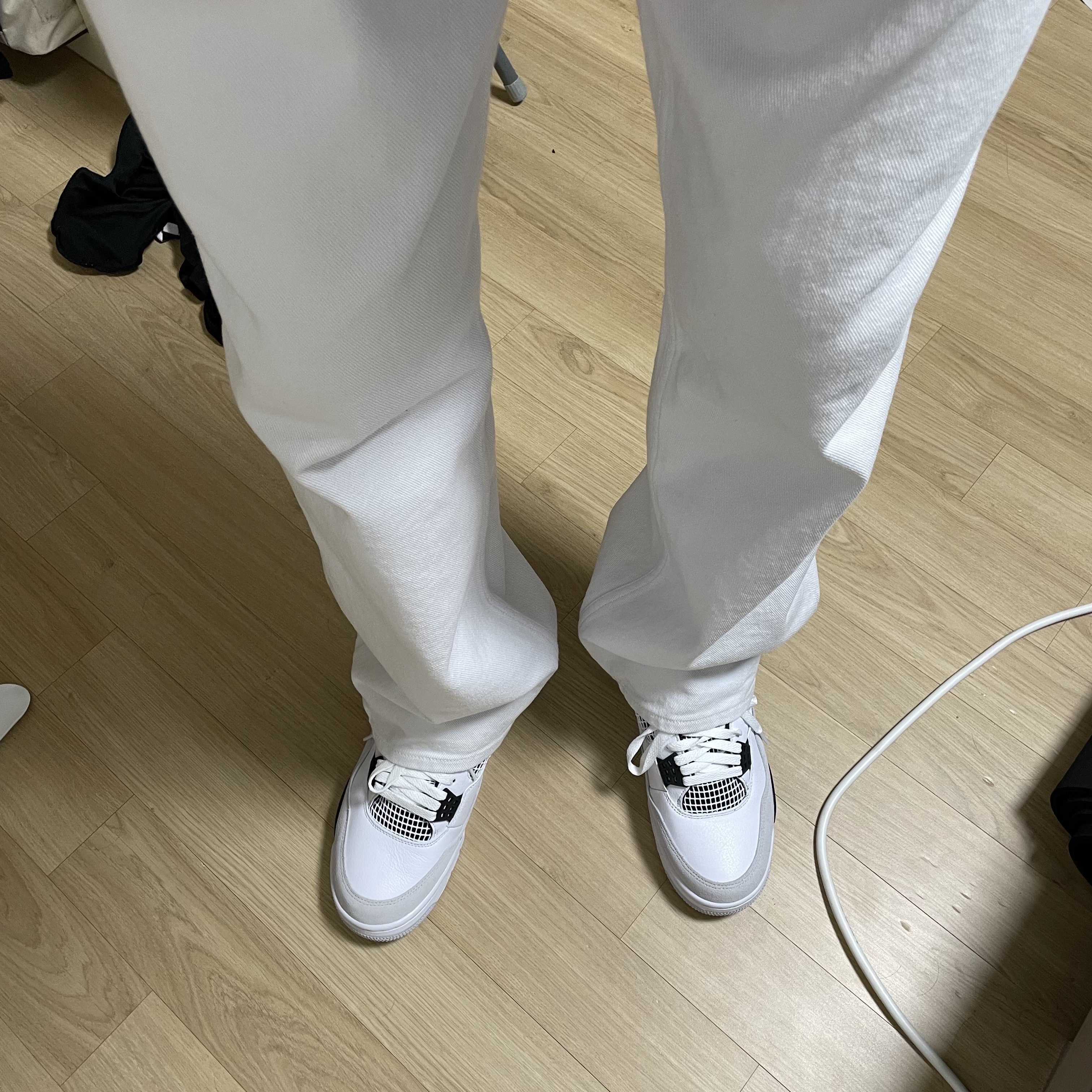 Jordan 4 Retro White and Black 착용 스타일 - 3