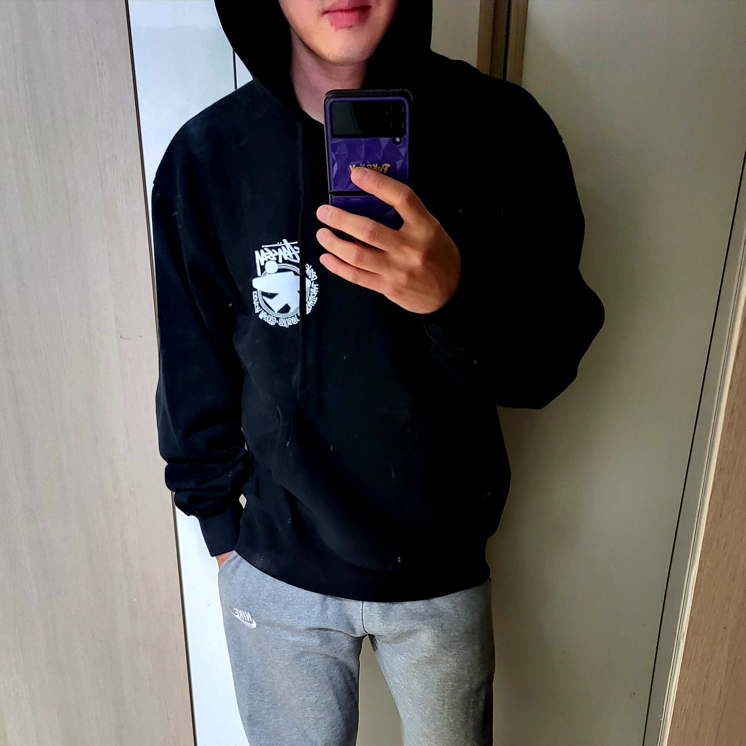 Stussy Surf Stock T-Shirt Black, Stussy Beach Roots Hoodie Black 착용 스타일 - 2