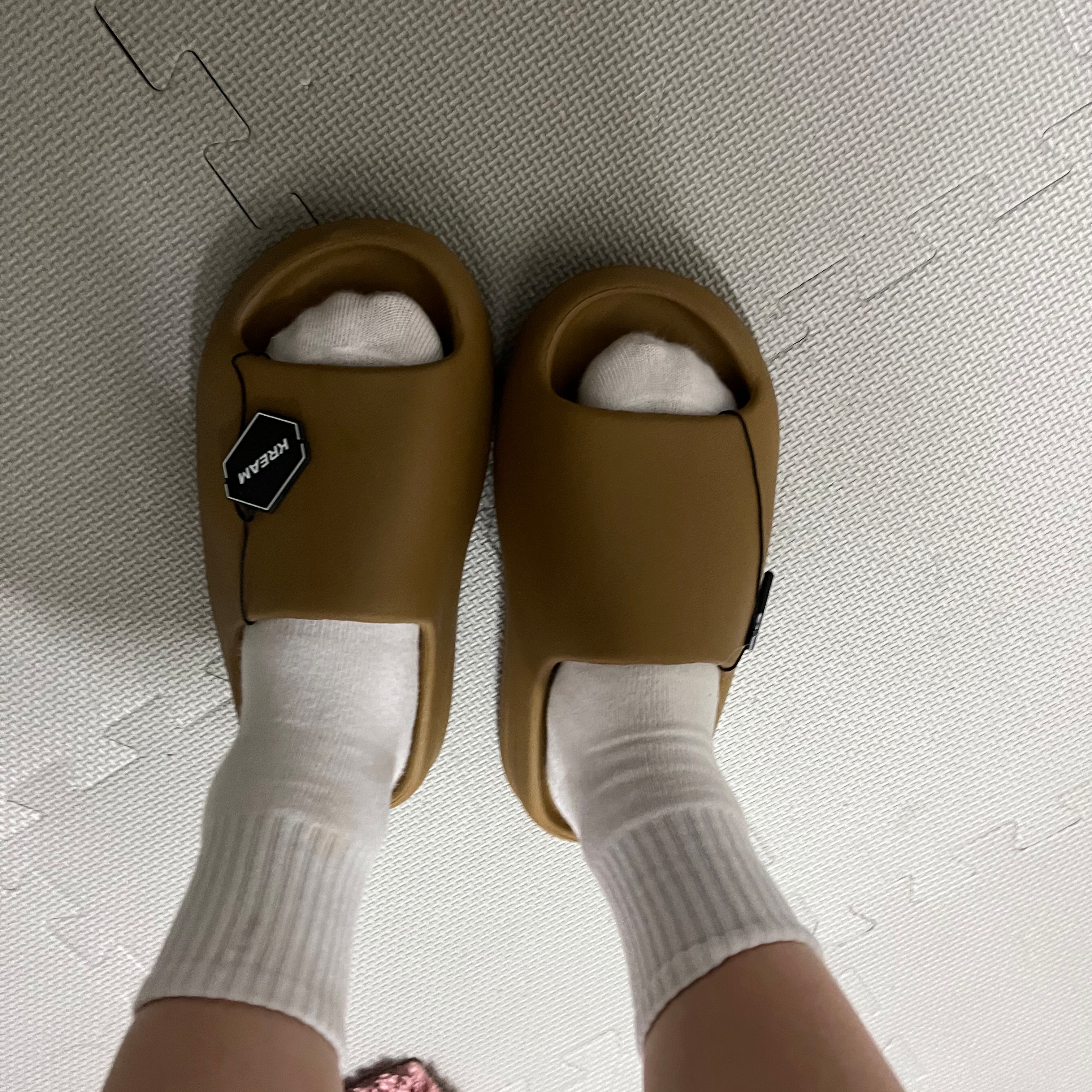 Adidas Yeezy Slide Ochre 착용 스타일