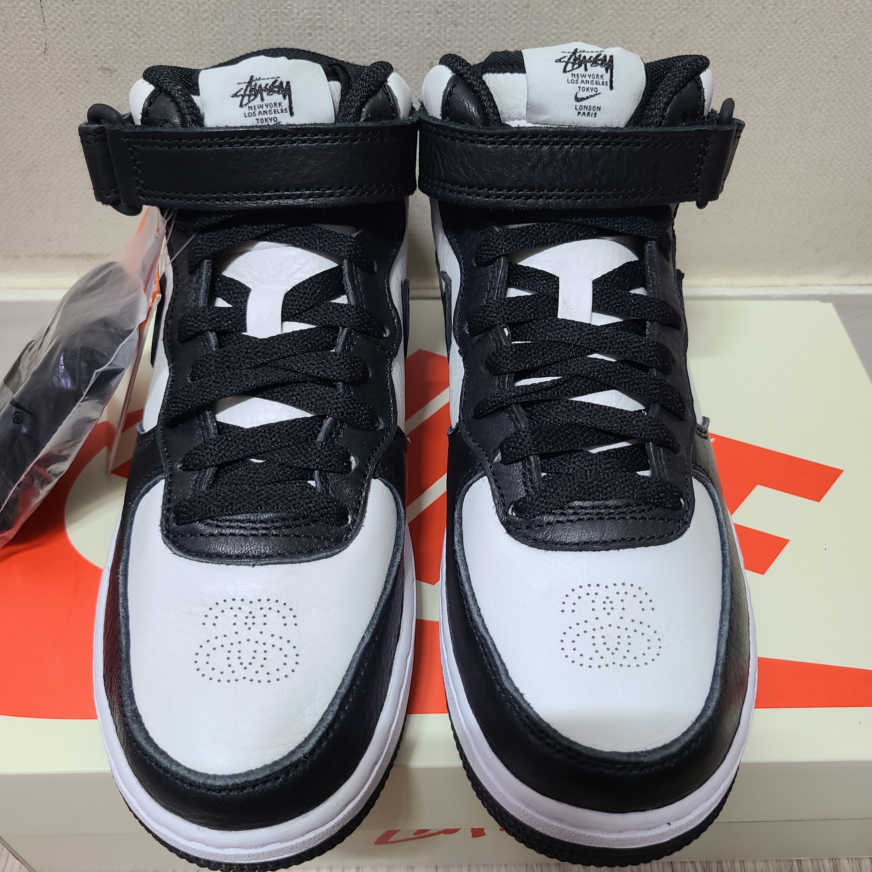 Nike x Stussy Air Force 1 '07 Mid SP Black and Light Bone 착용 스타일 - 3