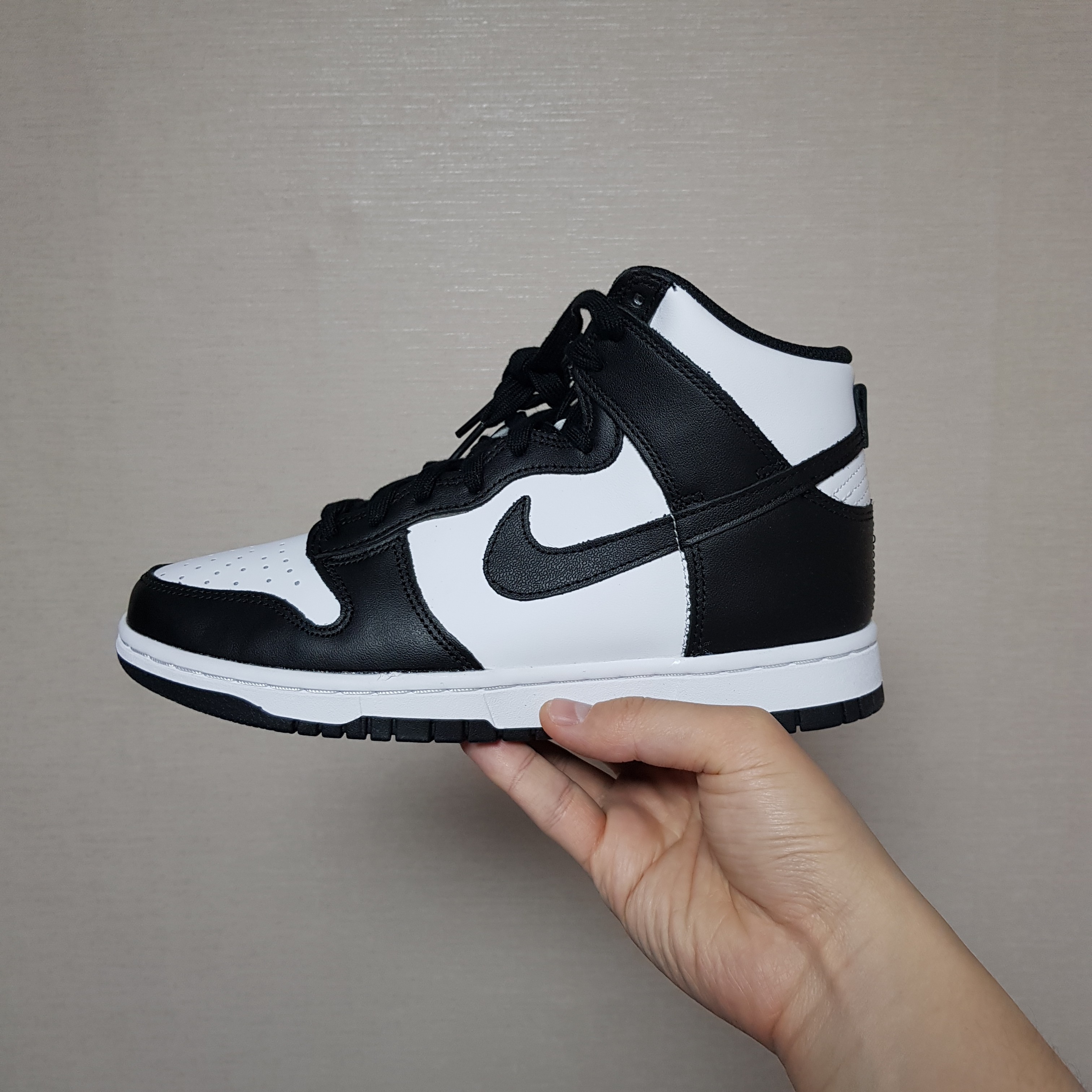 (W) Nike Dunk High Black and White 착용 스타일 - 3