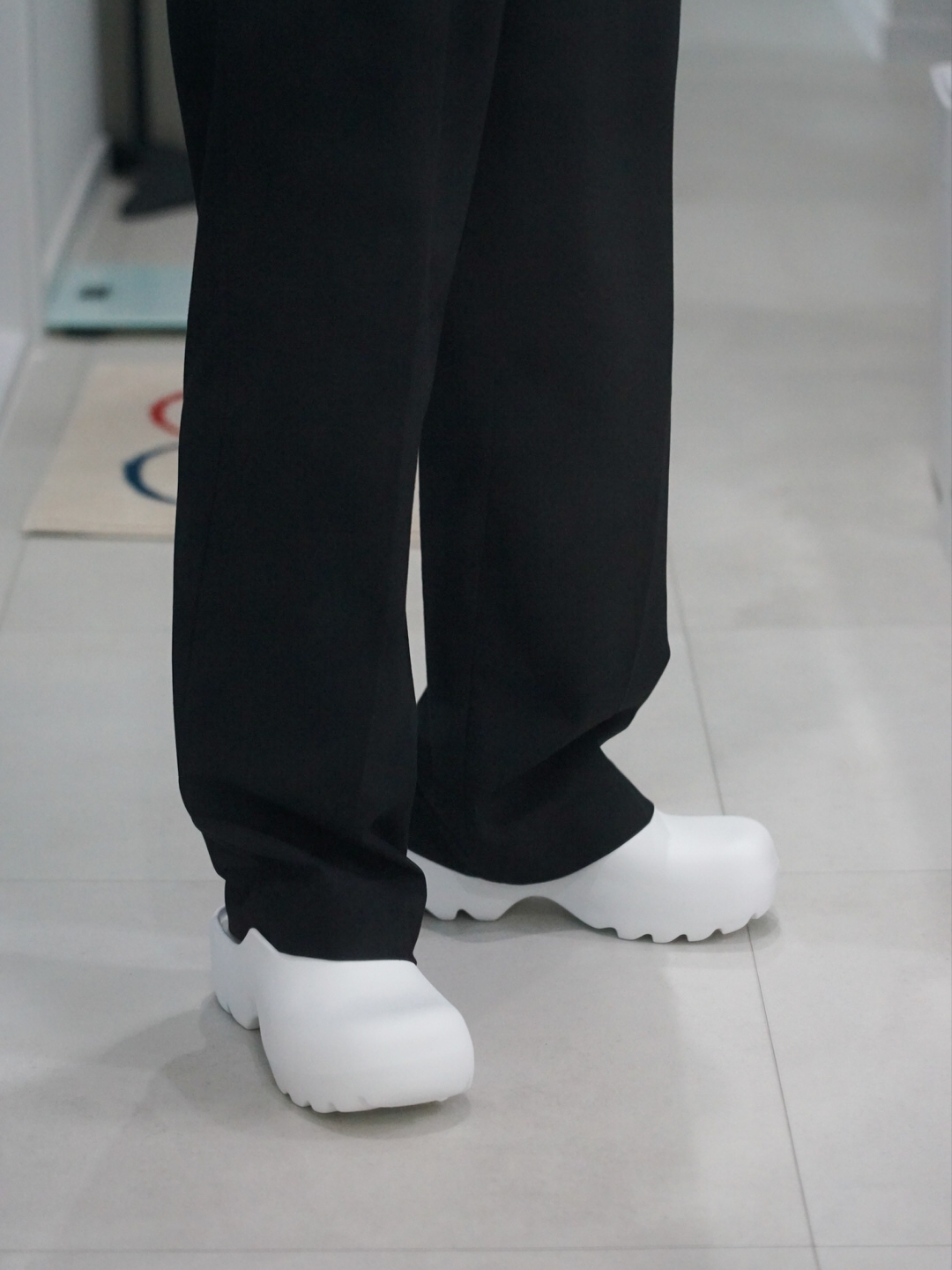 Bottega Veneta Rubber Flash Clog Chalk 착용 스타일