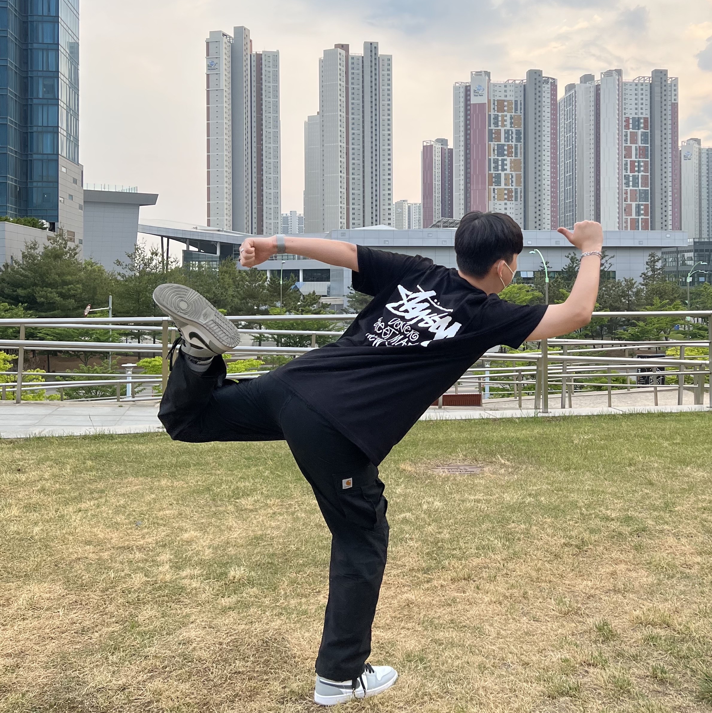 Stussy Stock DSM New York T-Shirt Black, Jordan 1 Mid Light Smoke Grey Anthracite 착용 스타일 - 1