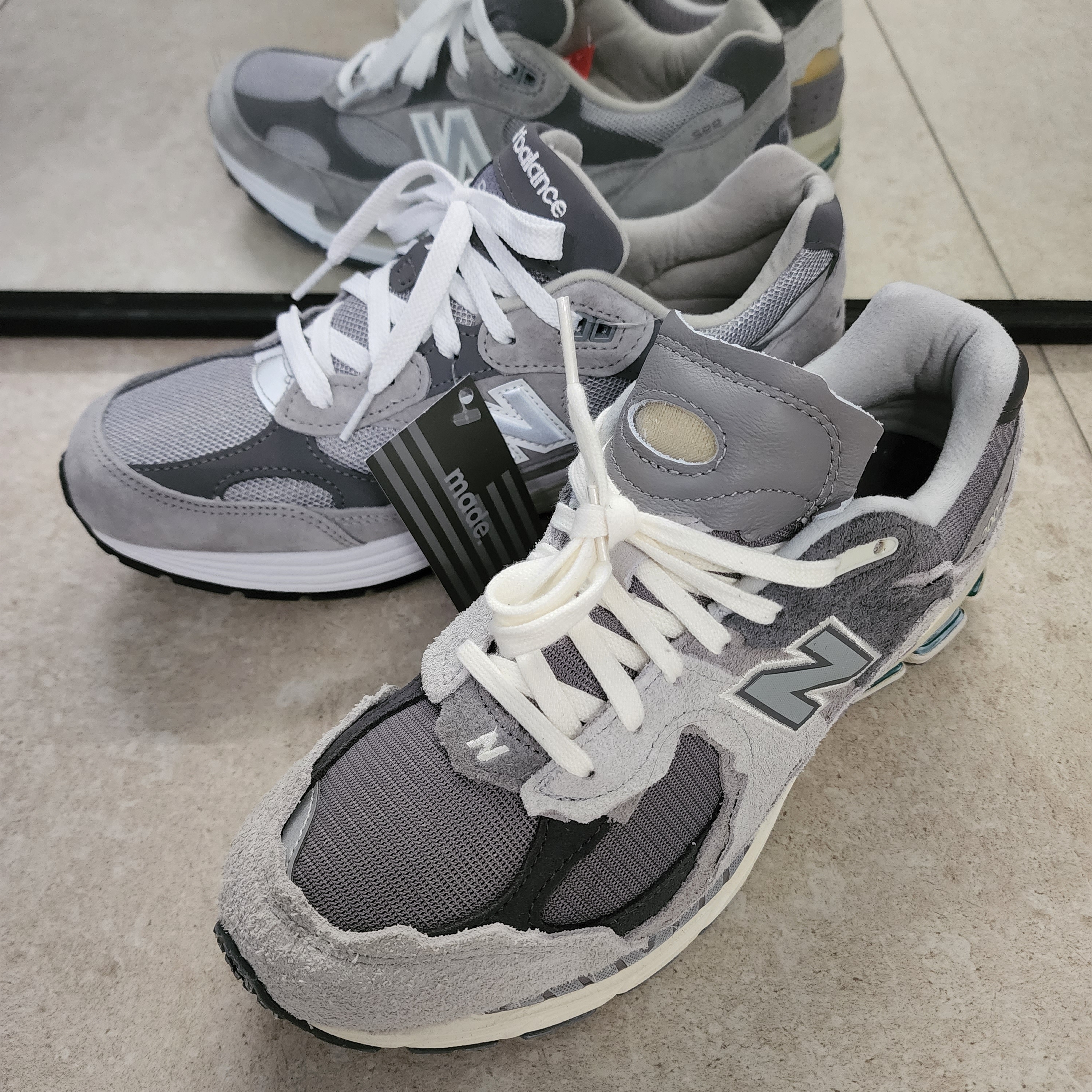 New Balance 2002R Protection Pack Rain Cloud, New Balance 992 Made in USA Grey - D Standard 착용 스타일 - 2
