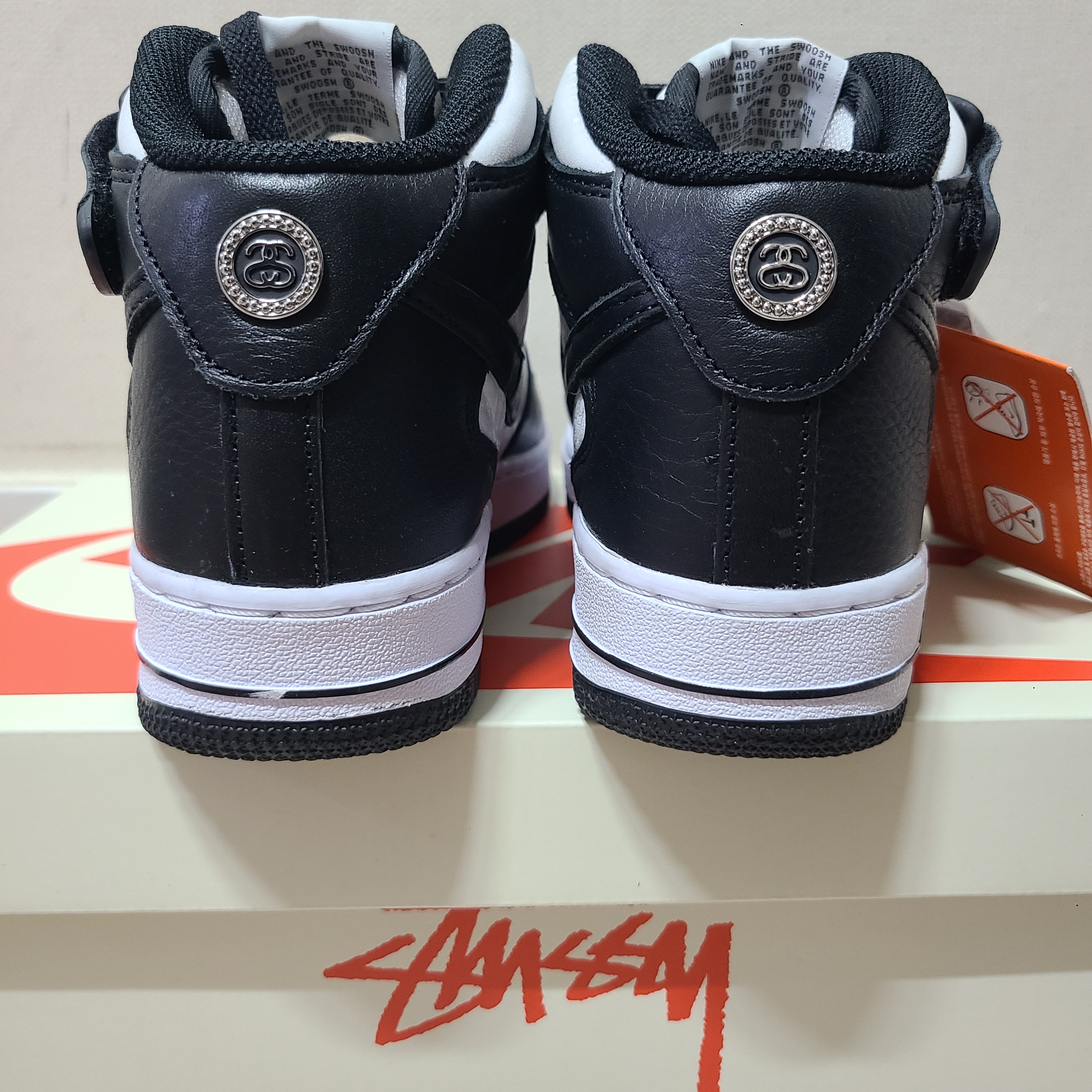 Nike x Stussy Air Force 1 '07 Mid SP Black and Light Bone 착용 스타일 - 4