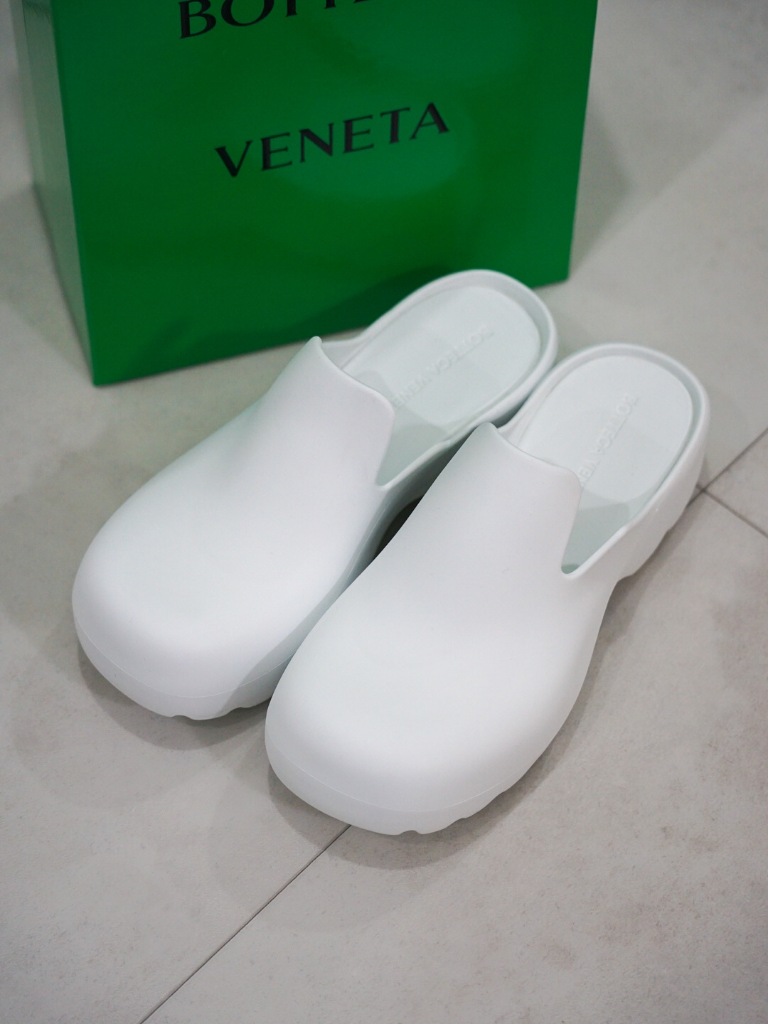 Bottega Veneta Rubber Flash Clog Chalk 착용 스타일