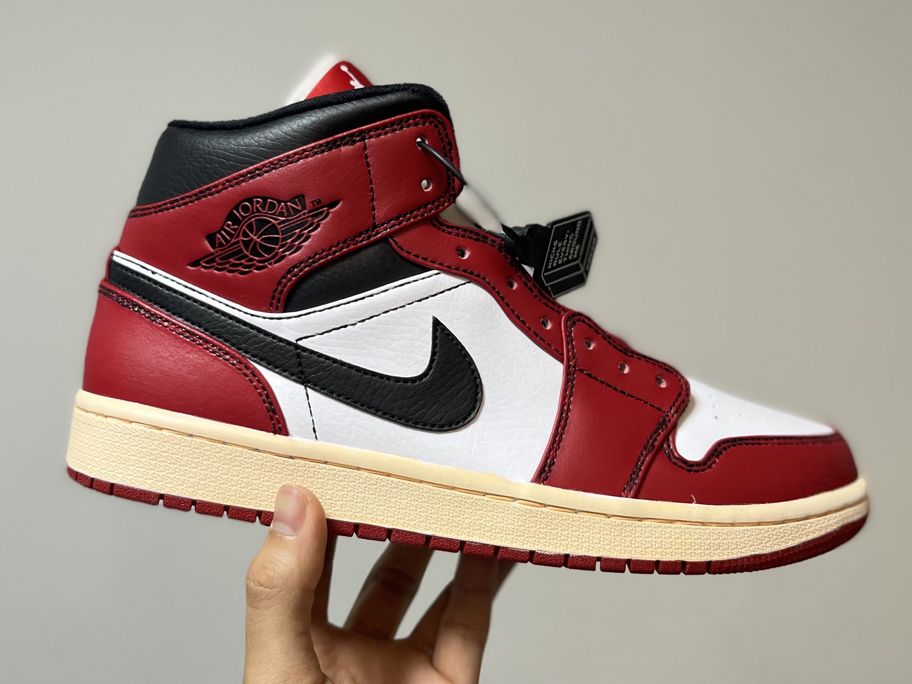 Jordan 1 Mid Chicago 2020 착용 스타일 - 1