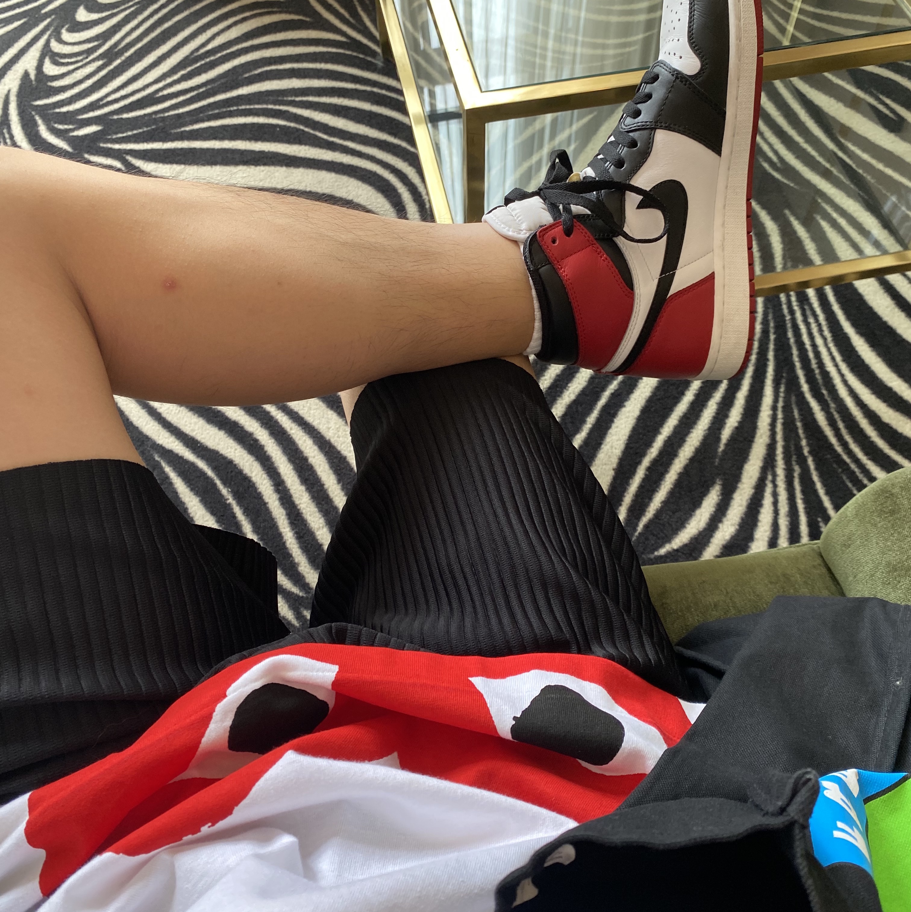 Jordan 1 Retro High OG Black Toe 2016, (W) Play Comme des Garcons Red Edge Heart T-Shirt White 착용 스타일