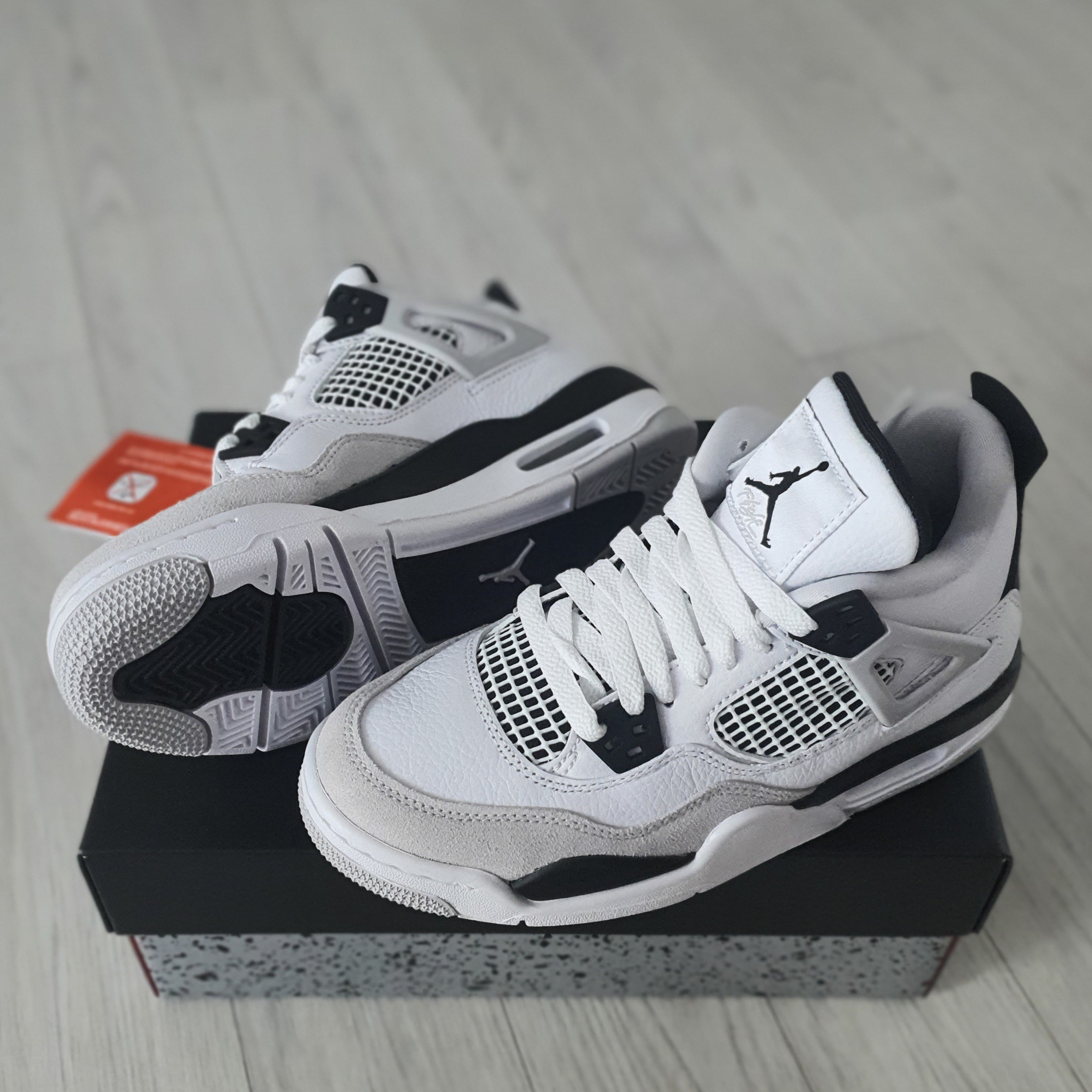 (GS) Jordan 4 Retro White and Black 착용 스타일 - 1