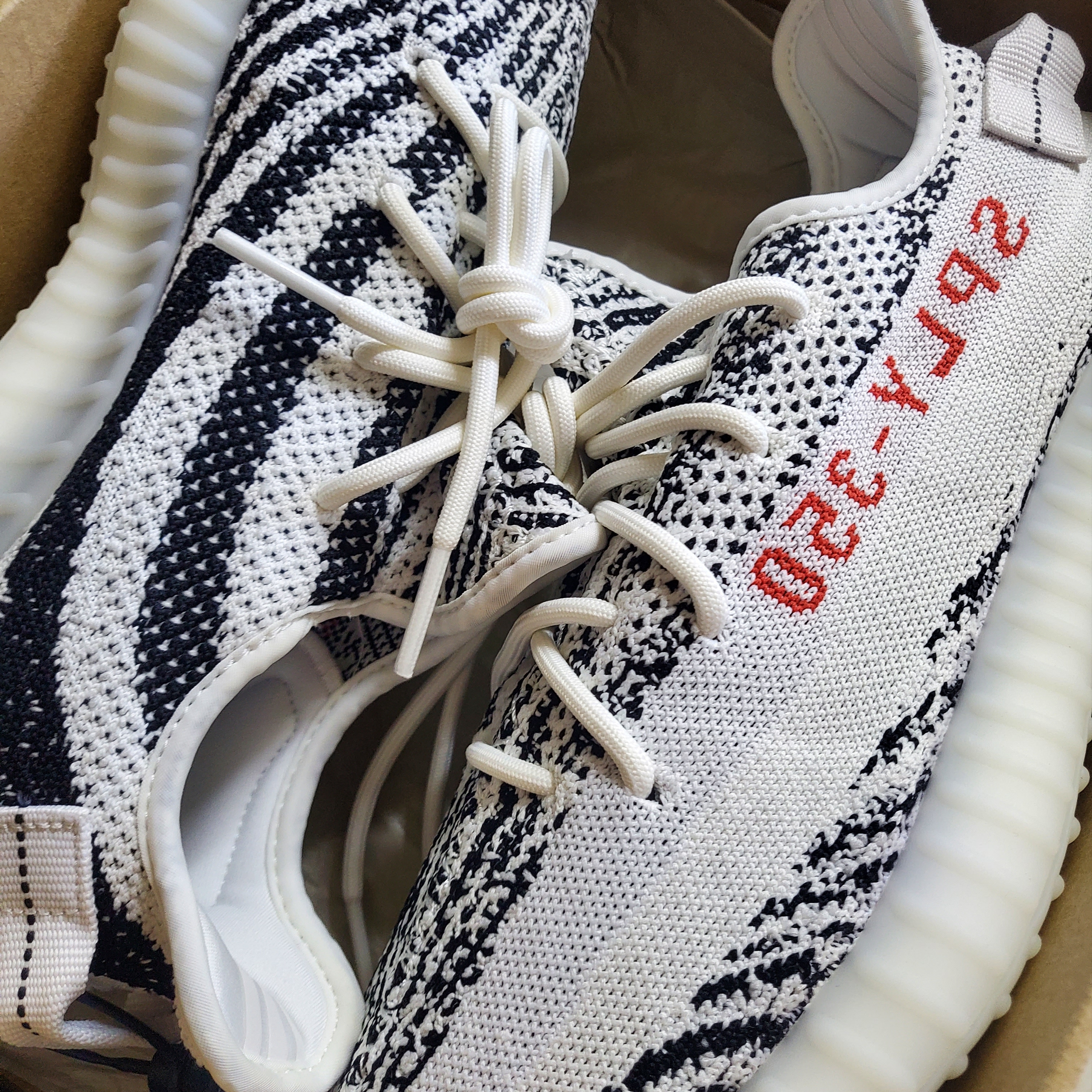 Adidas Yeezy Boost 350 V2 Zebra 2022/2023 착용 스타일