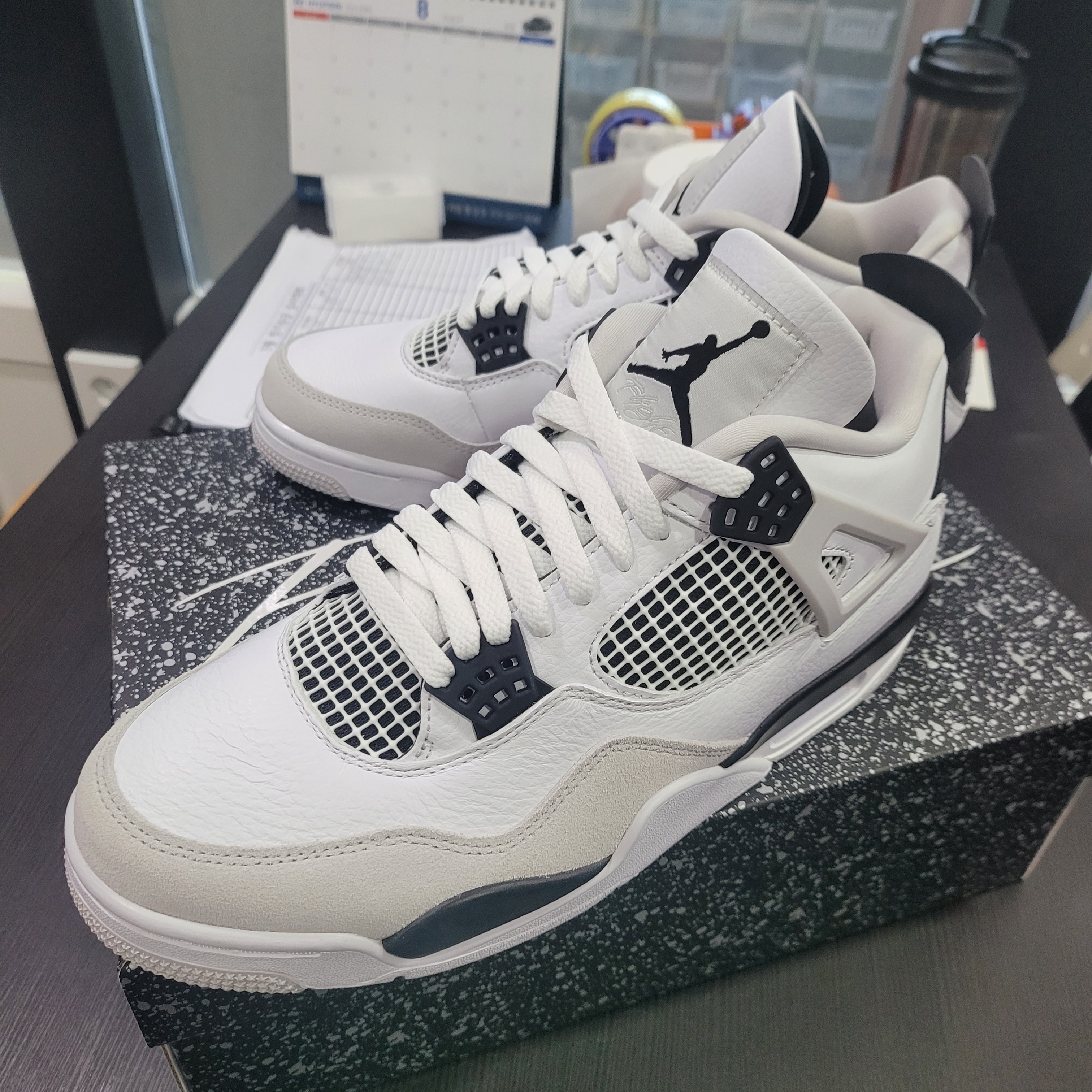 Jordan 4 Retro White and Black 착용 스타일 - 1