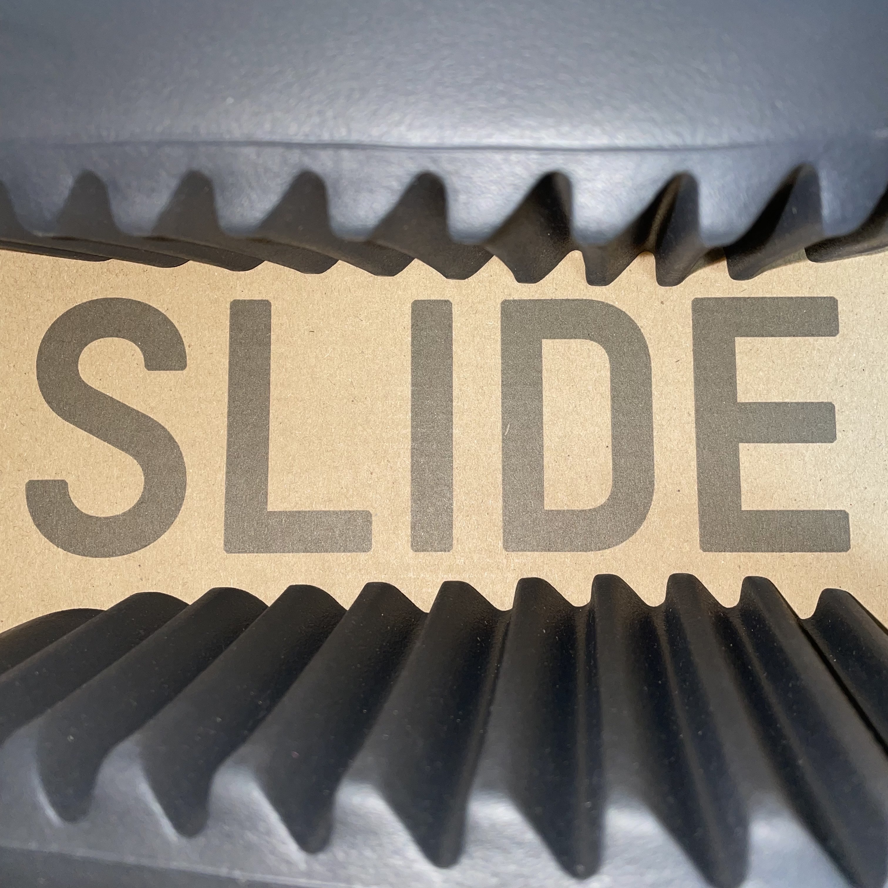 Adidas Yeezy Slide Onyx 착용 스타일 - 4