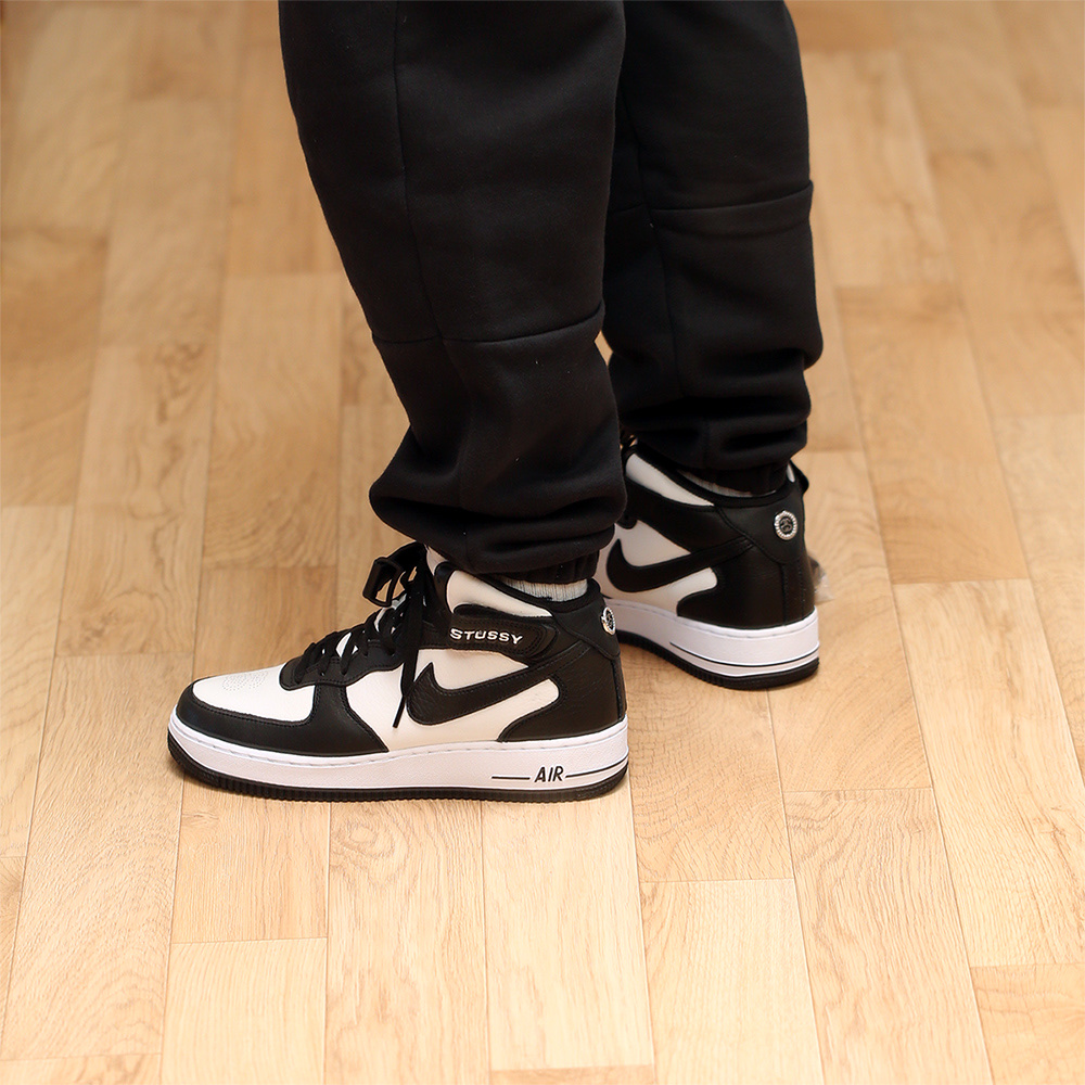 Nike x Stussy Air Force 1 '07 Mid SP Black and Light Bone 착용 스타일 - 1