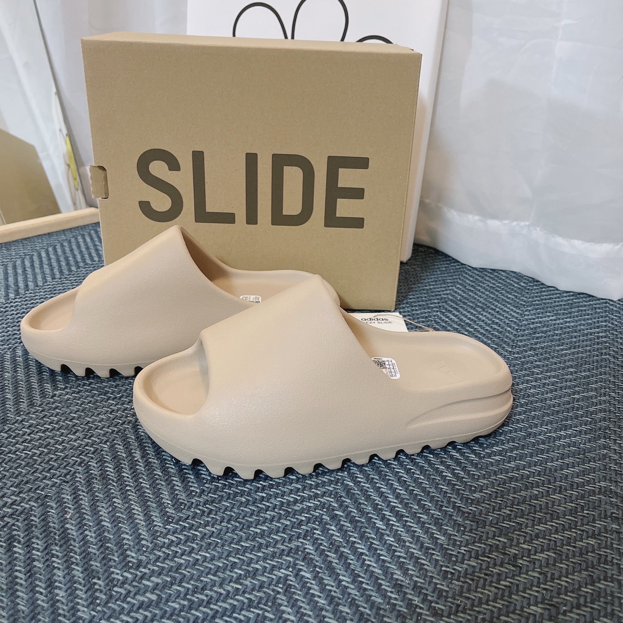 Adidas Yeezy Slide Pure - Re-Release Ver. 착용 스타일 - 3