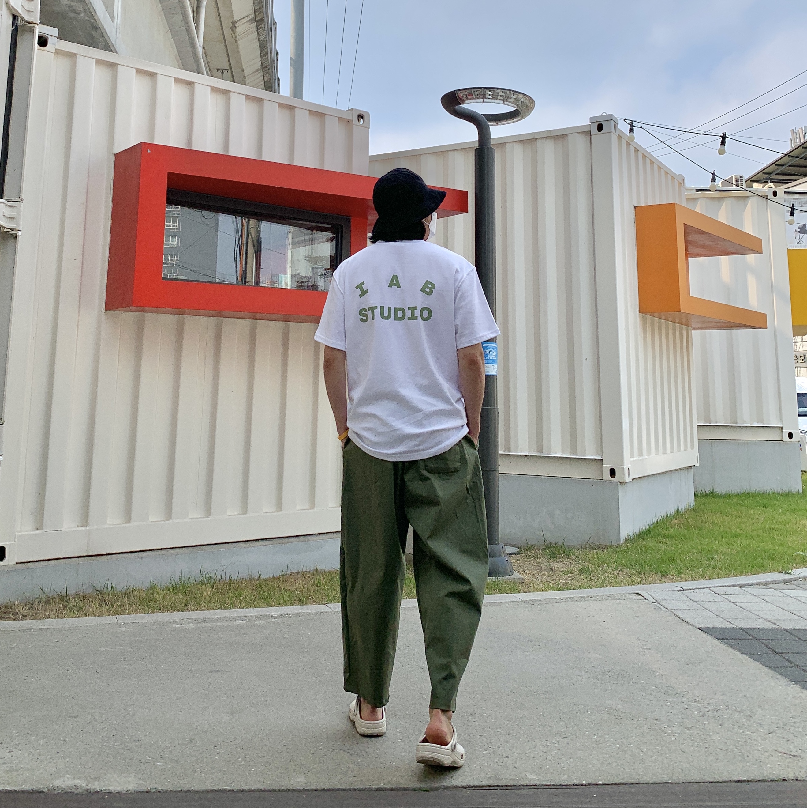 IAB Studio T-Shirt White Light Green, Crocs Classic Clog Stucco 착용 스타일 - 3