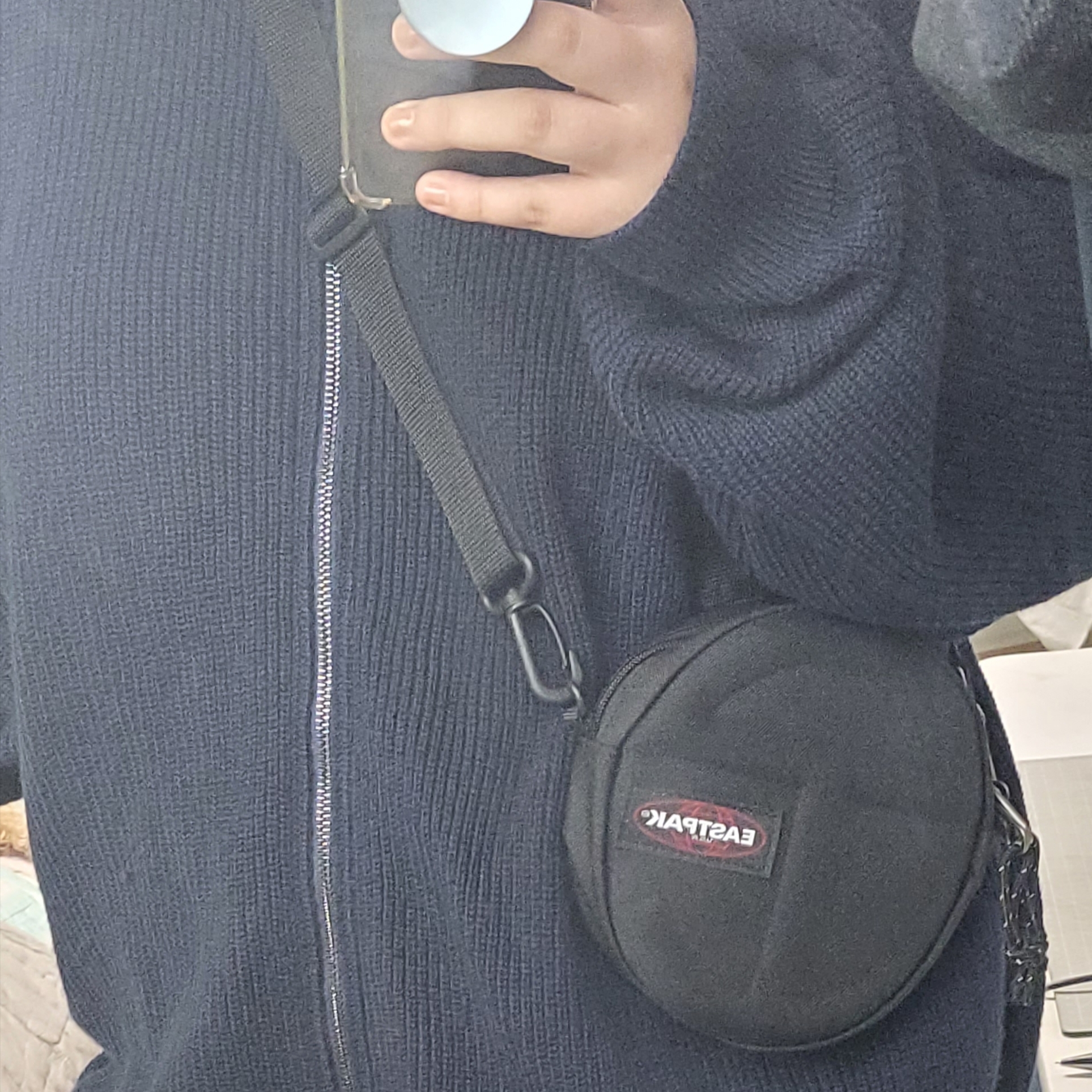 Telfar x Eastpak Circle Bag Black 착용 스타일 - 1