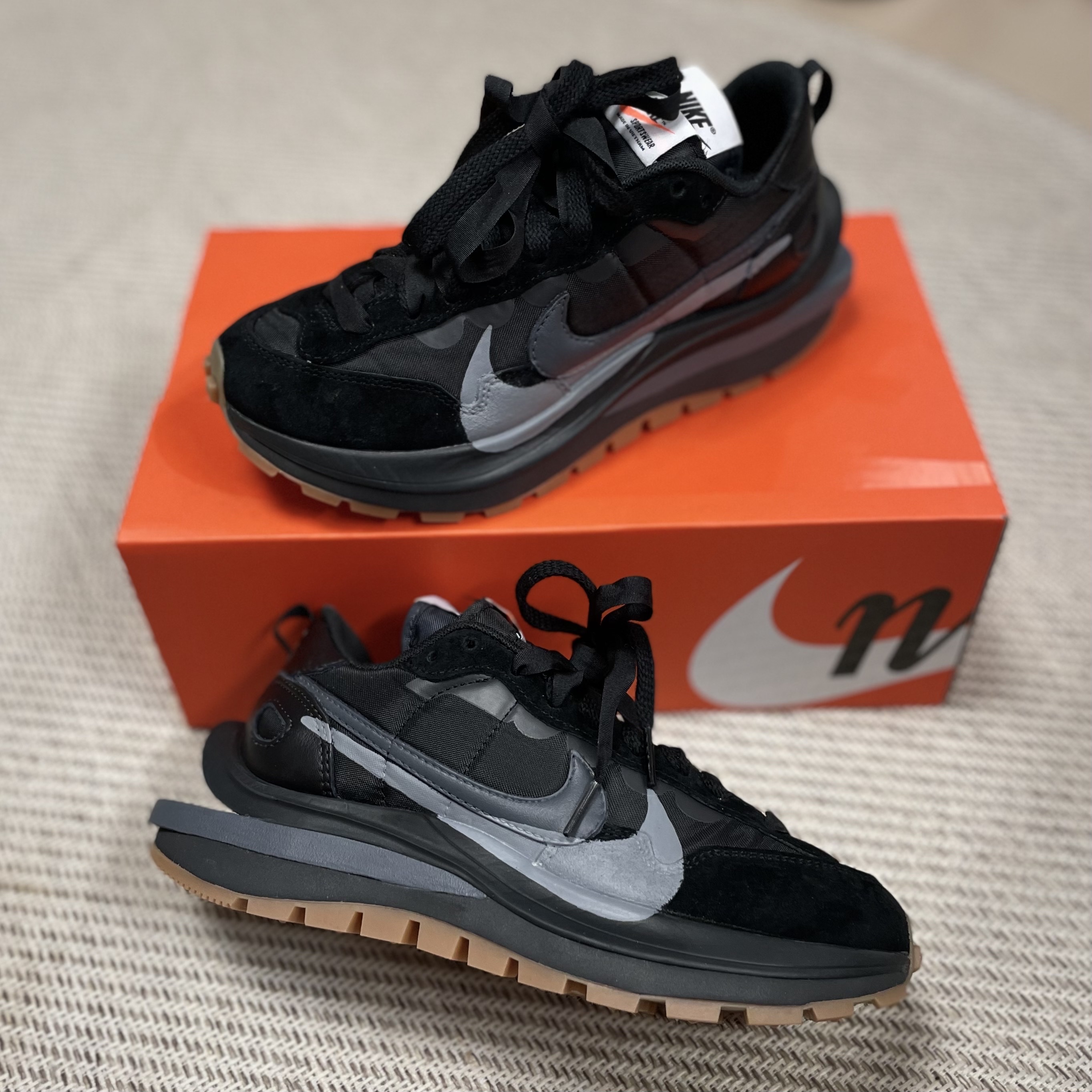 Nike x Sacai VaporWaffle Black and Gum 착용 스타일 - 3