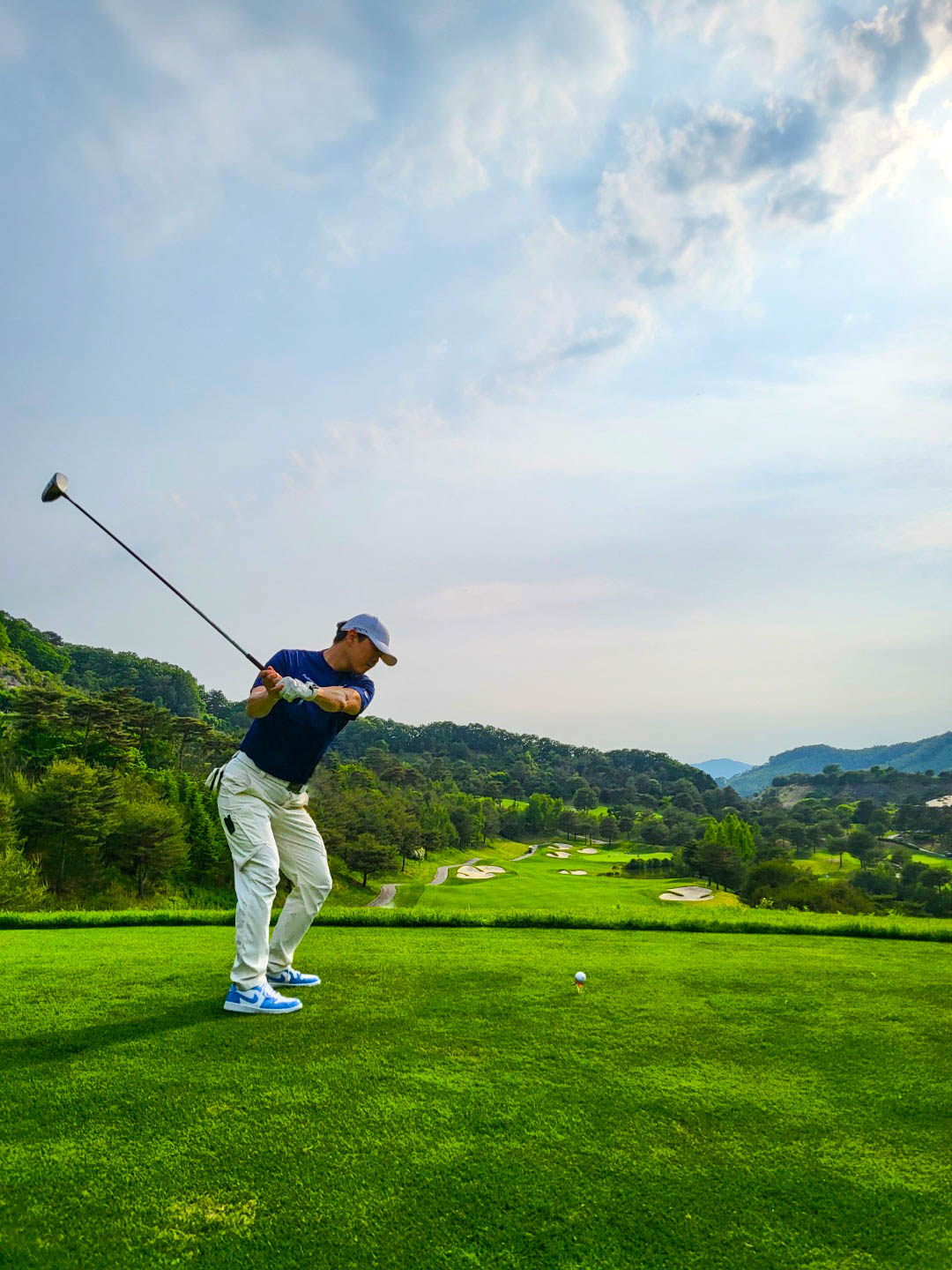 Malbon Golf Buckets Ball Case Ivory, Jordan 1 Low Golf White and University Blue 착용 스타일