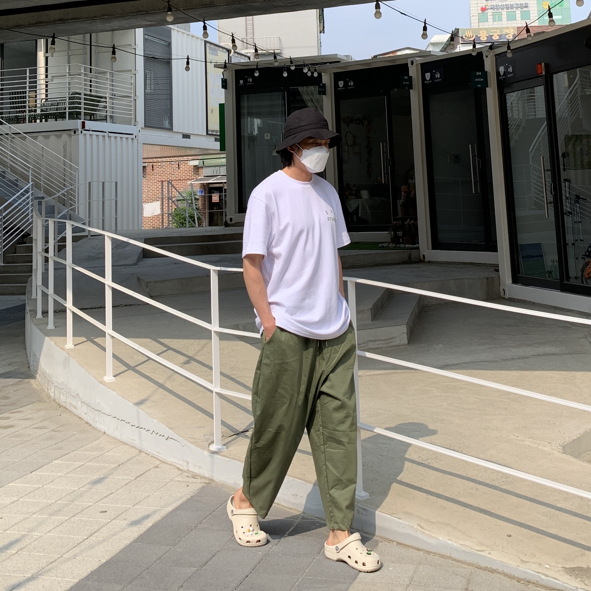 IAB Studio T-Shirt White Light Green, Crocs Classic Clog Stucco 착용 스타일 - 2