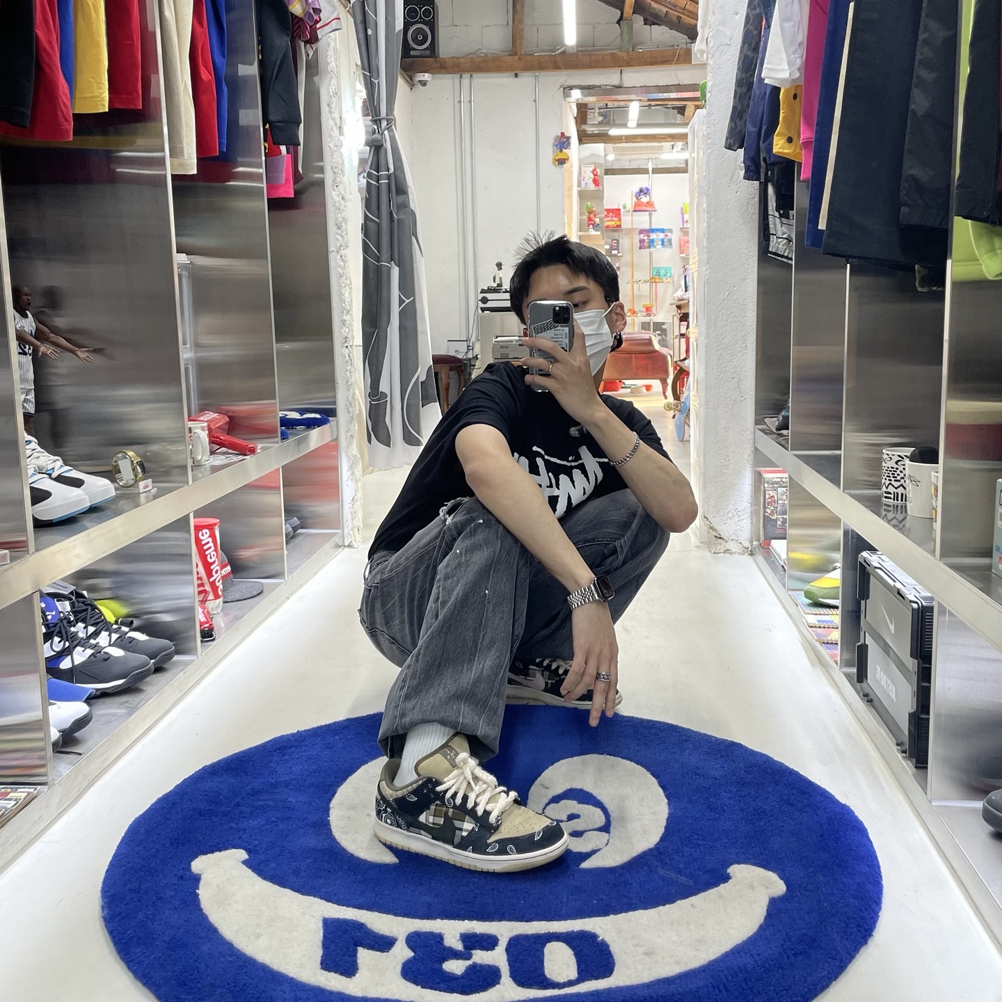 Nike x Travis Scott SB Dunk Low, Stussy World Tour T-Shirt Black 착용 스타일