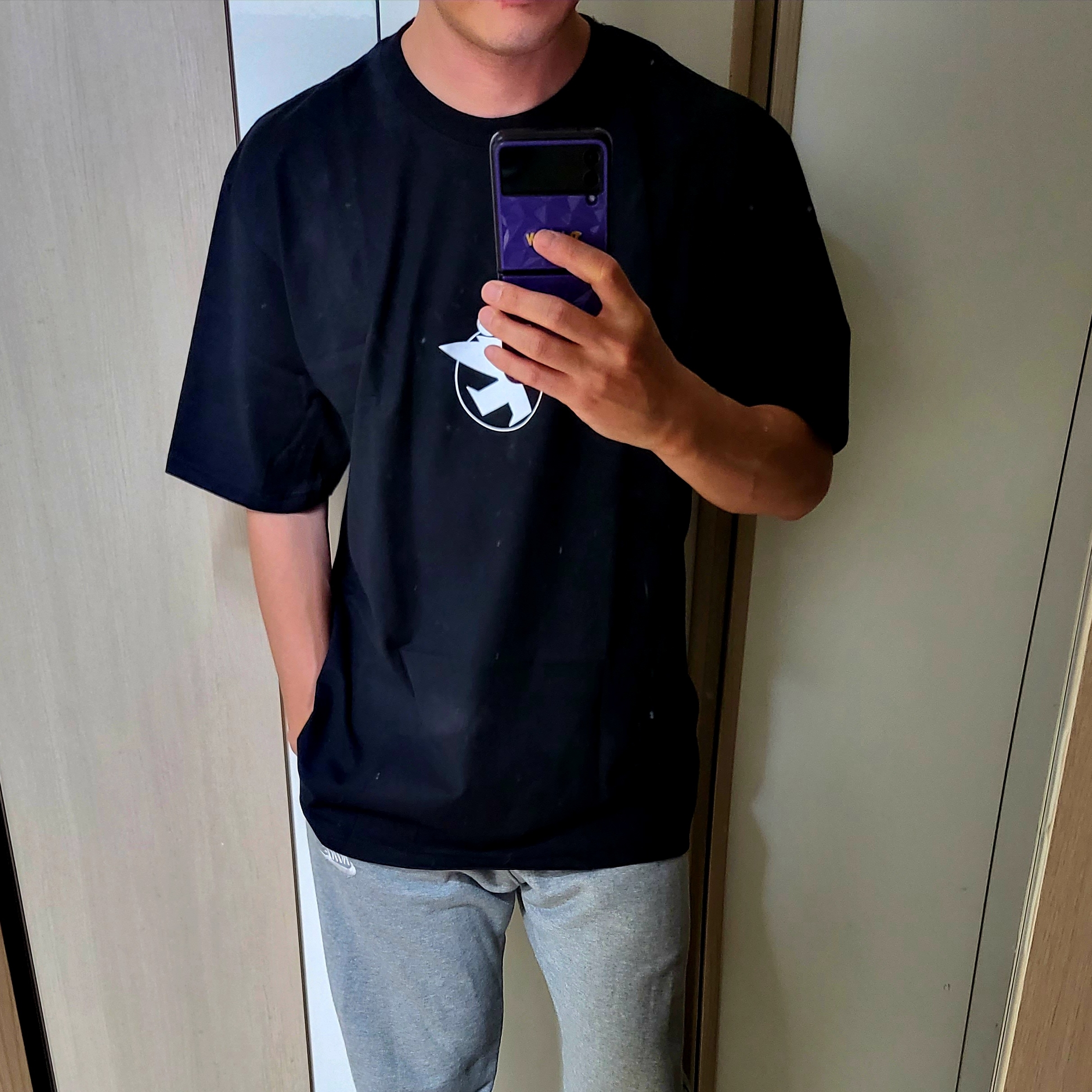 Stussy Surf Stock T-Shirt Black, Stussy Beach Roots Hoodie Black 착용 스타일 - 1