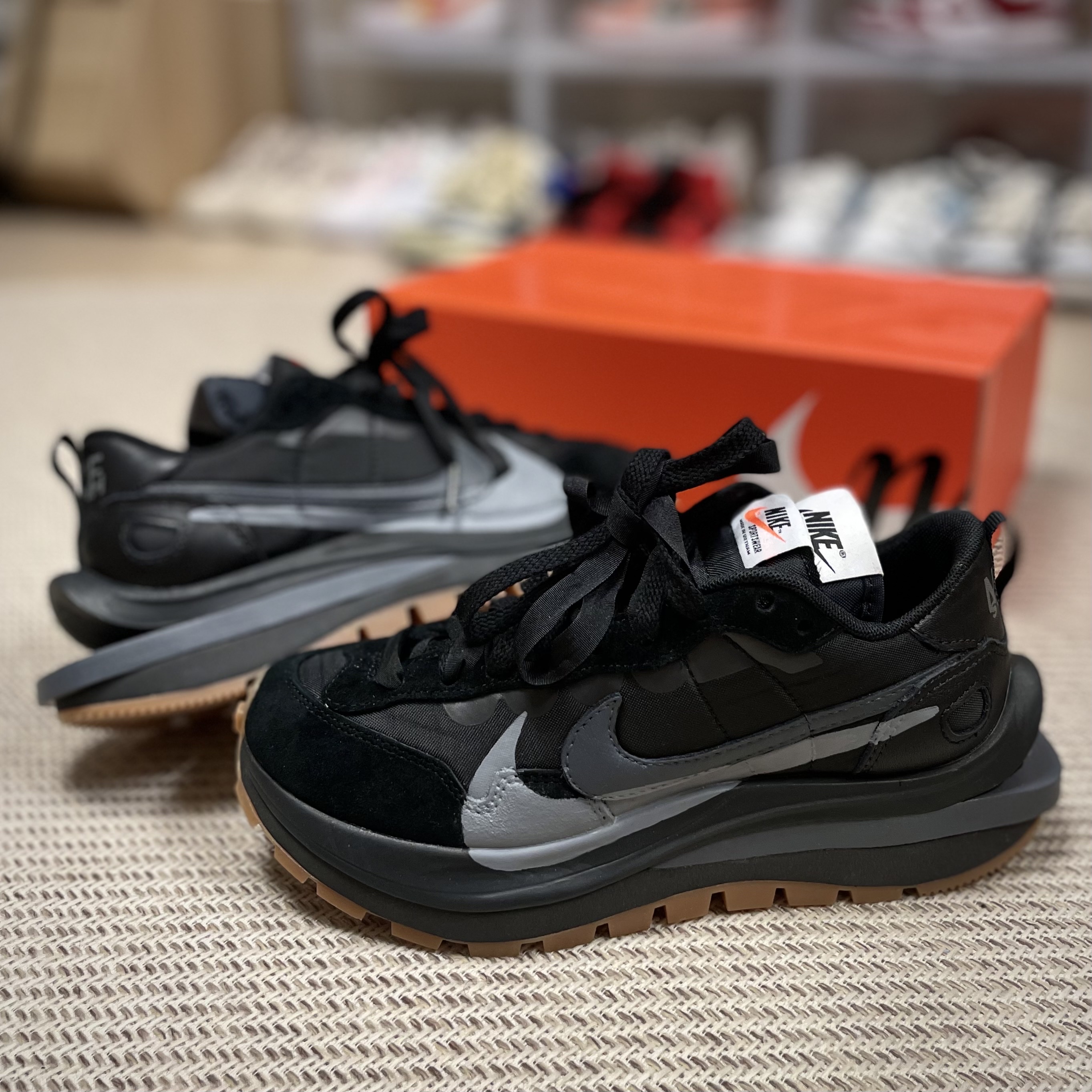 Nike x Sacai VaporWaffle Black and Gum 착용 스타일 - 1