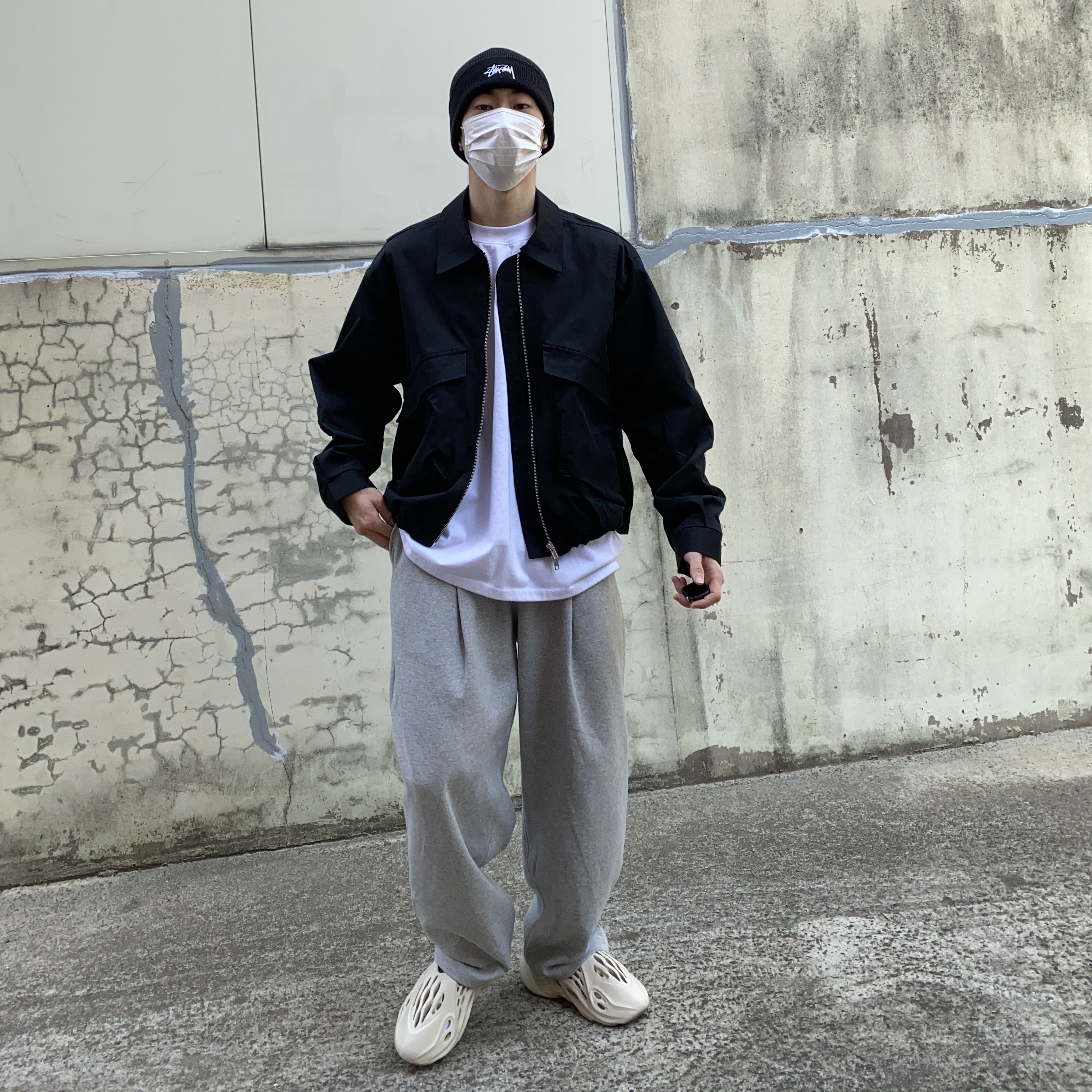 Adidas Yeezy Foam RNNR Sand 착용 스타일