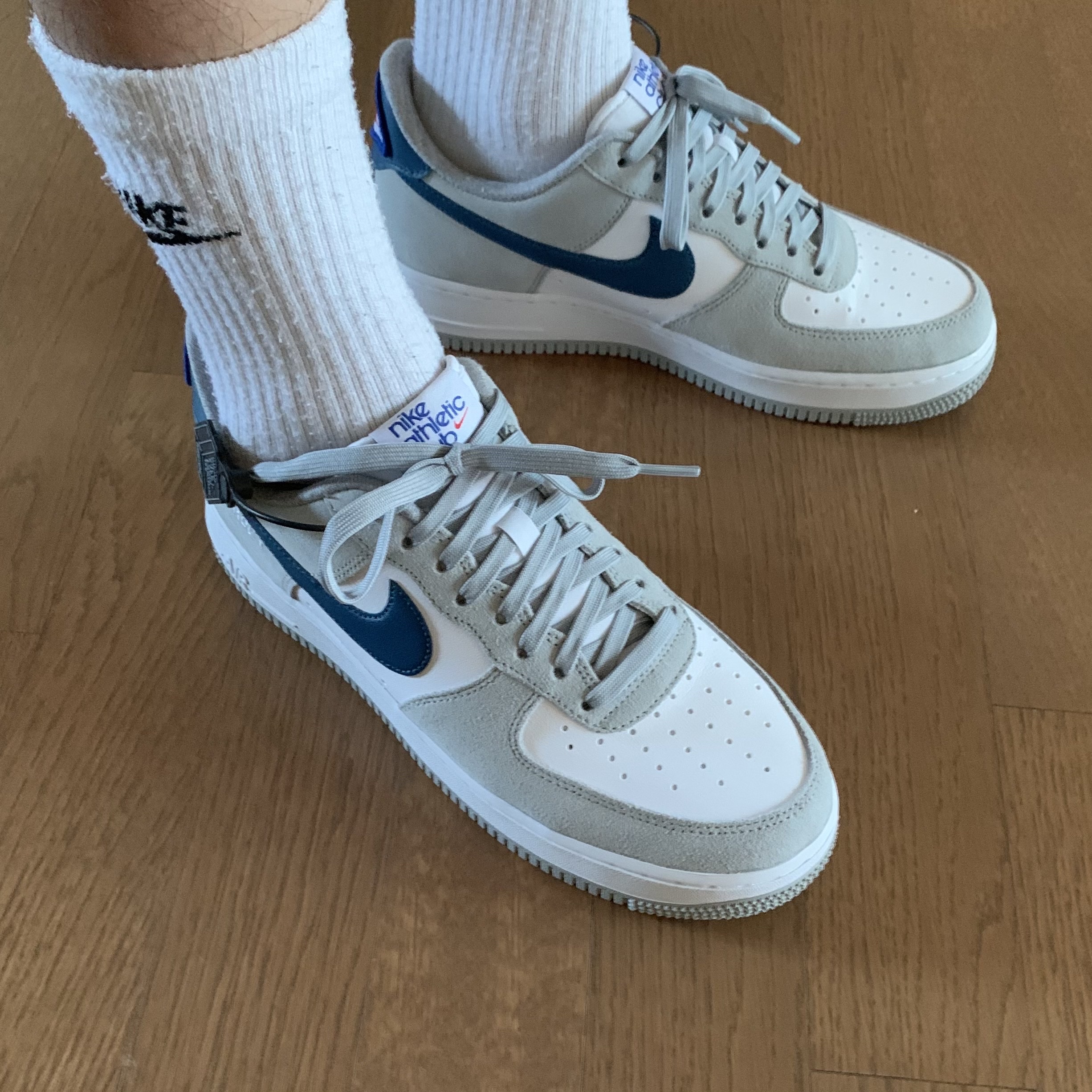 Nike Air Force 1 '07 LV8 Athletic Club Light Smoke Grey Marina 착용 스타일 - 1