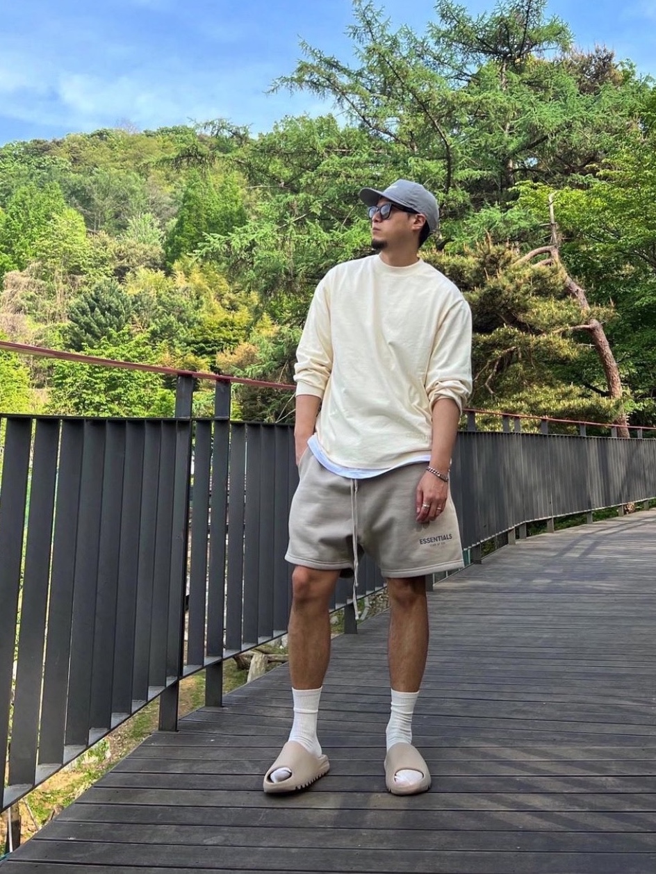 Adidas Yeezy Slide Pure, Essentials The Core Collection Sweatshorts Tan 착용 스타일