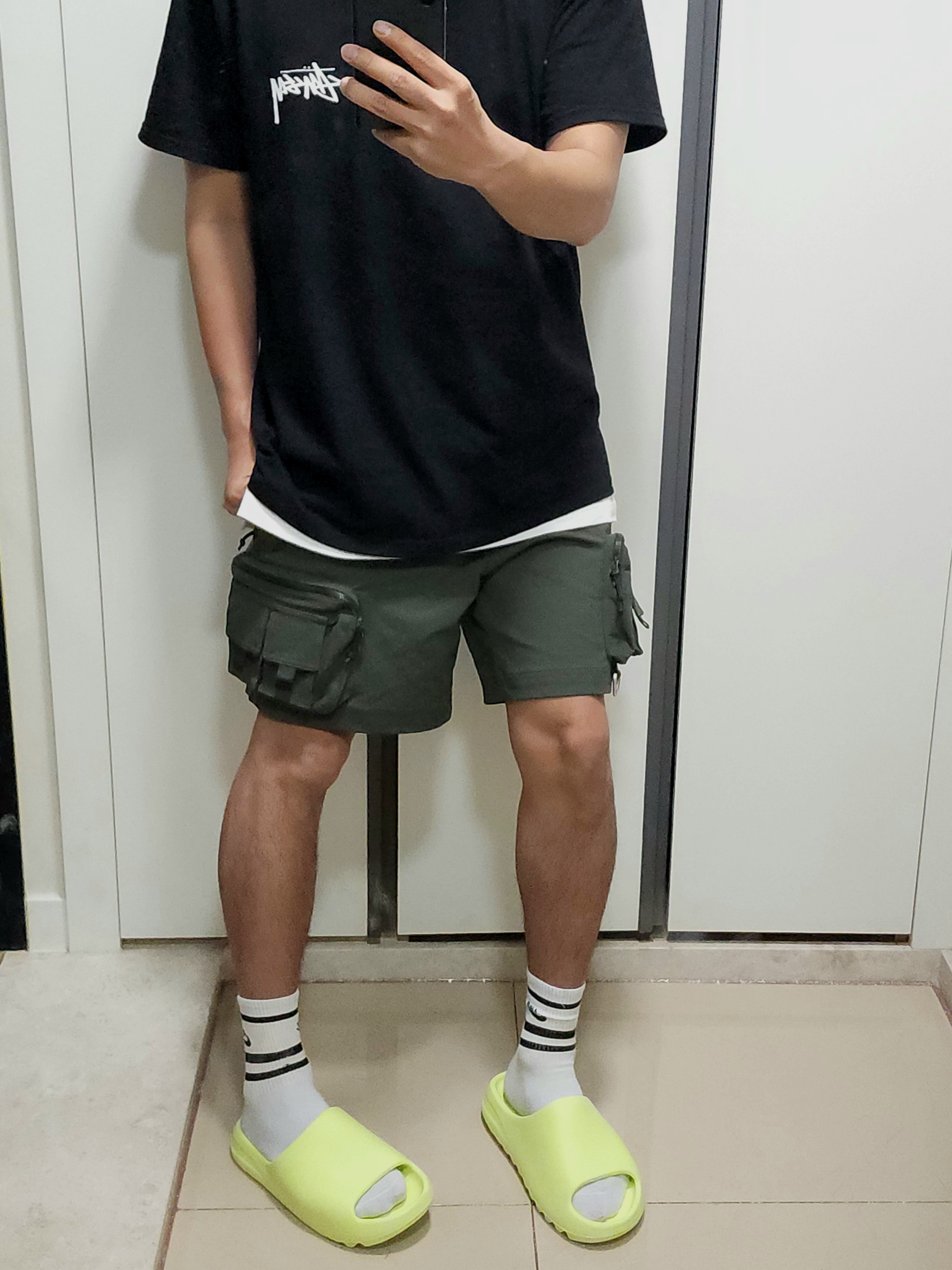 Adidas Yeezy Slide Glow Green 2022/2023, Nike ACG Cargo Shorts Sequoia - Asia 착용 스타일