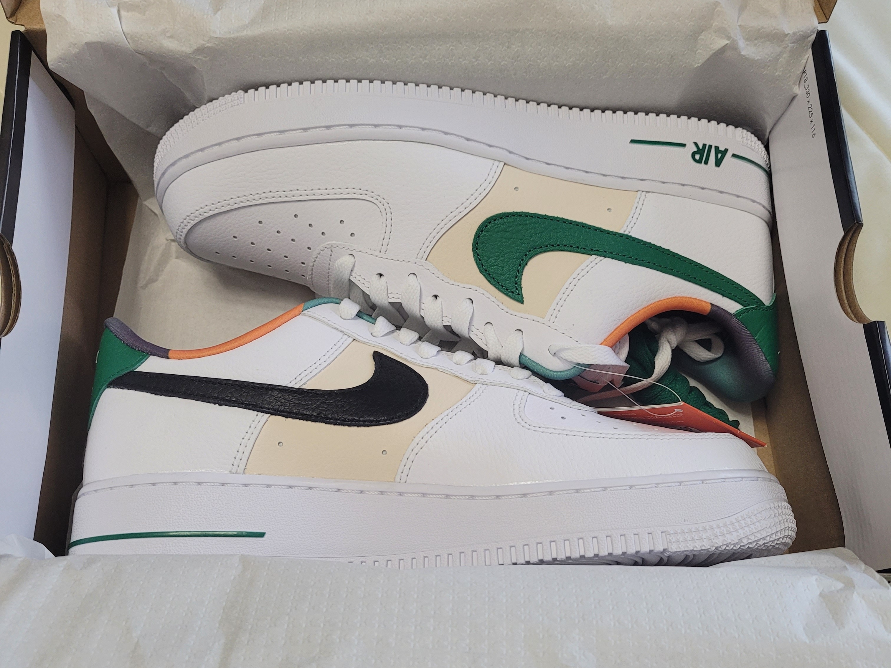Nike Air Force 1 '07 LV8 EMB White Malachite 착용 스타일