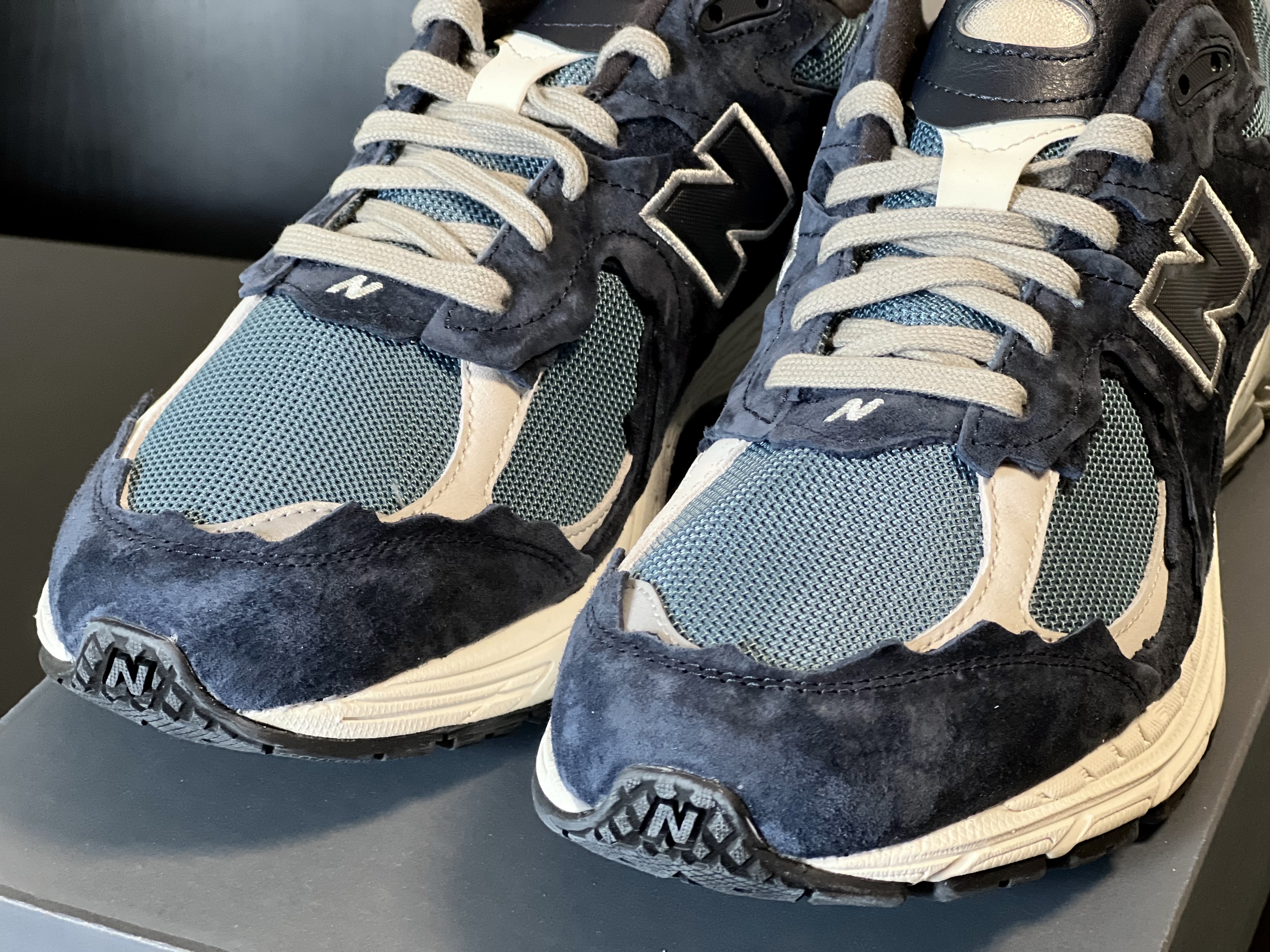 New Balance 2002R Protection Pack Dark Navy 착용 스타일 - 2