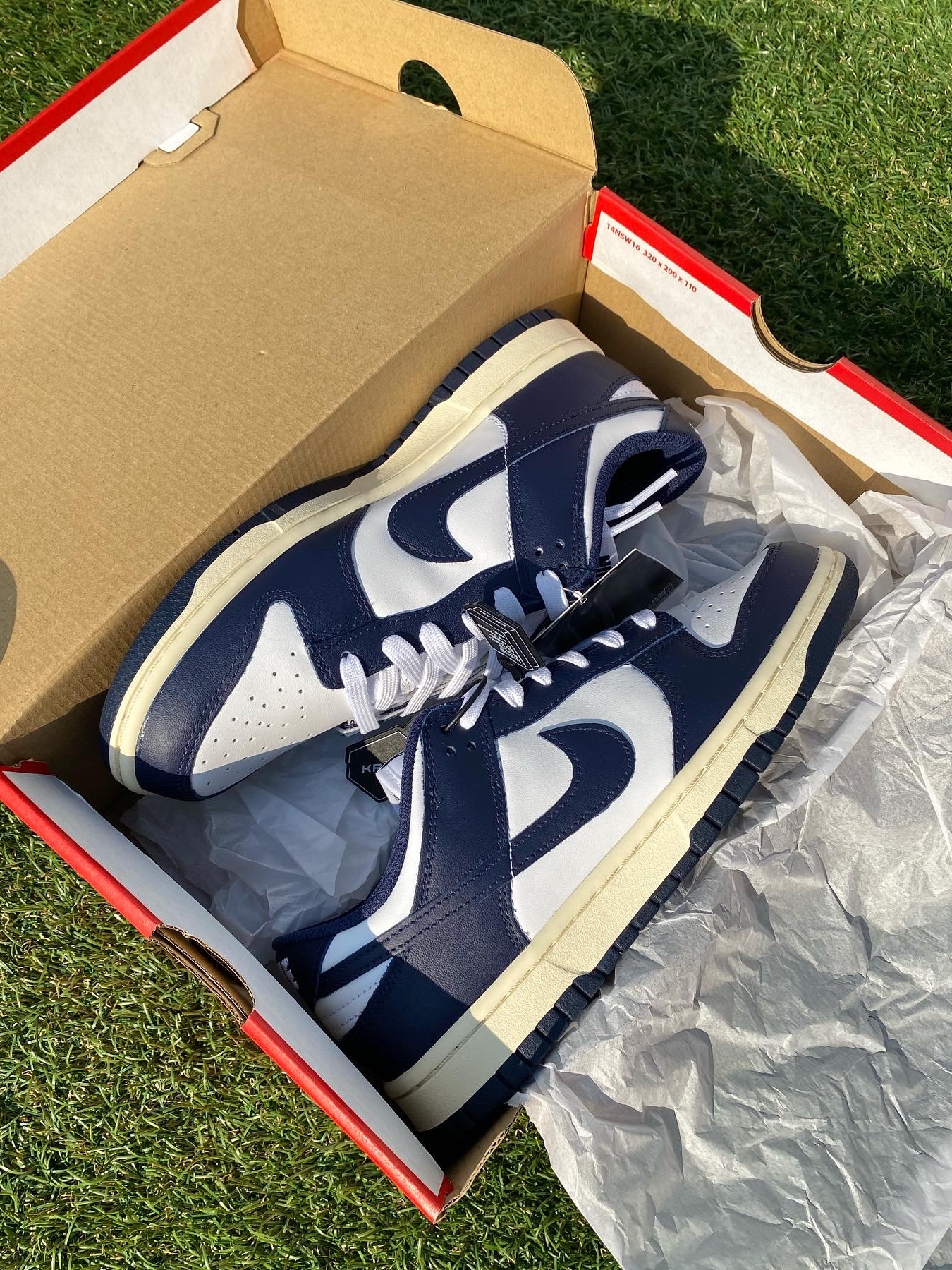 (W) Nike Dunk Low Vintage Midnight Navy 착용 스타일 - 1