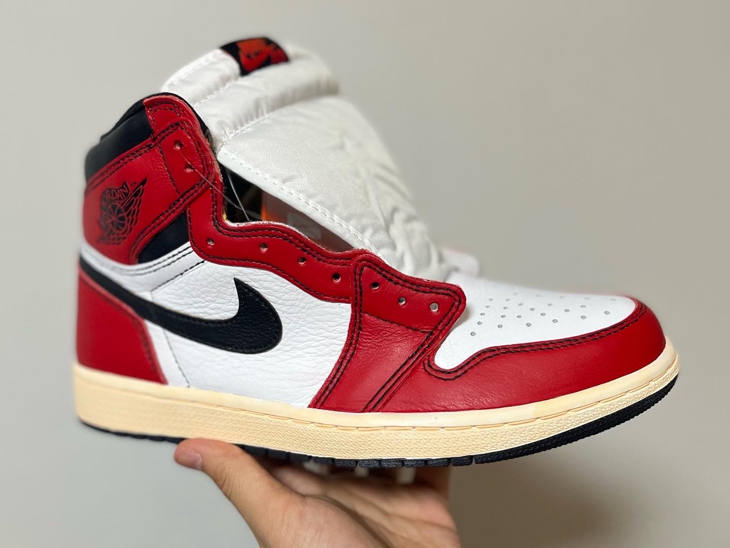 Jordan 1 Retro High OG Light Fusion Red 착용 스타일 - 2