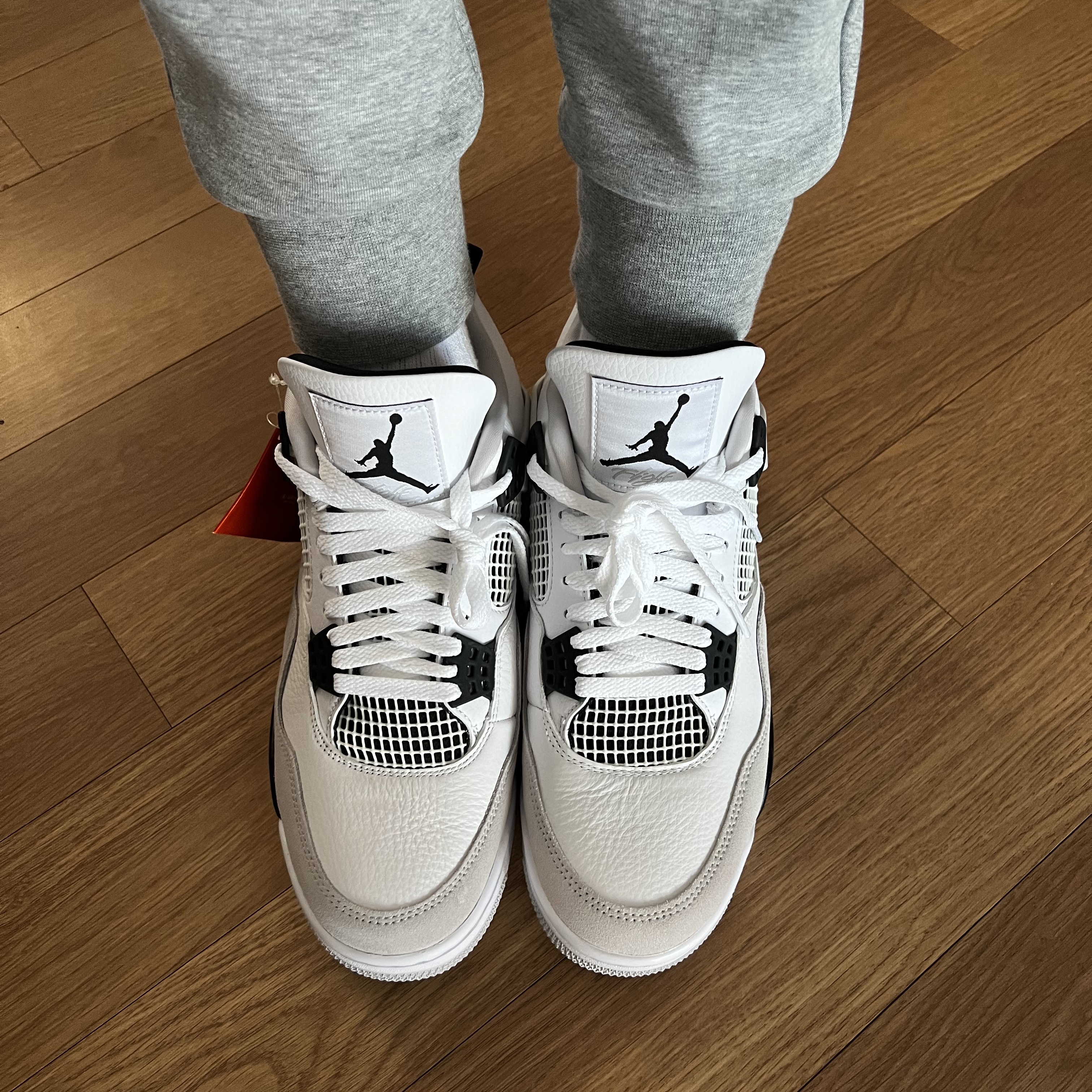 Jordan 4 Retro White and Black 착용 스타일