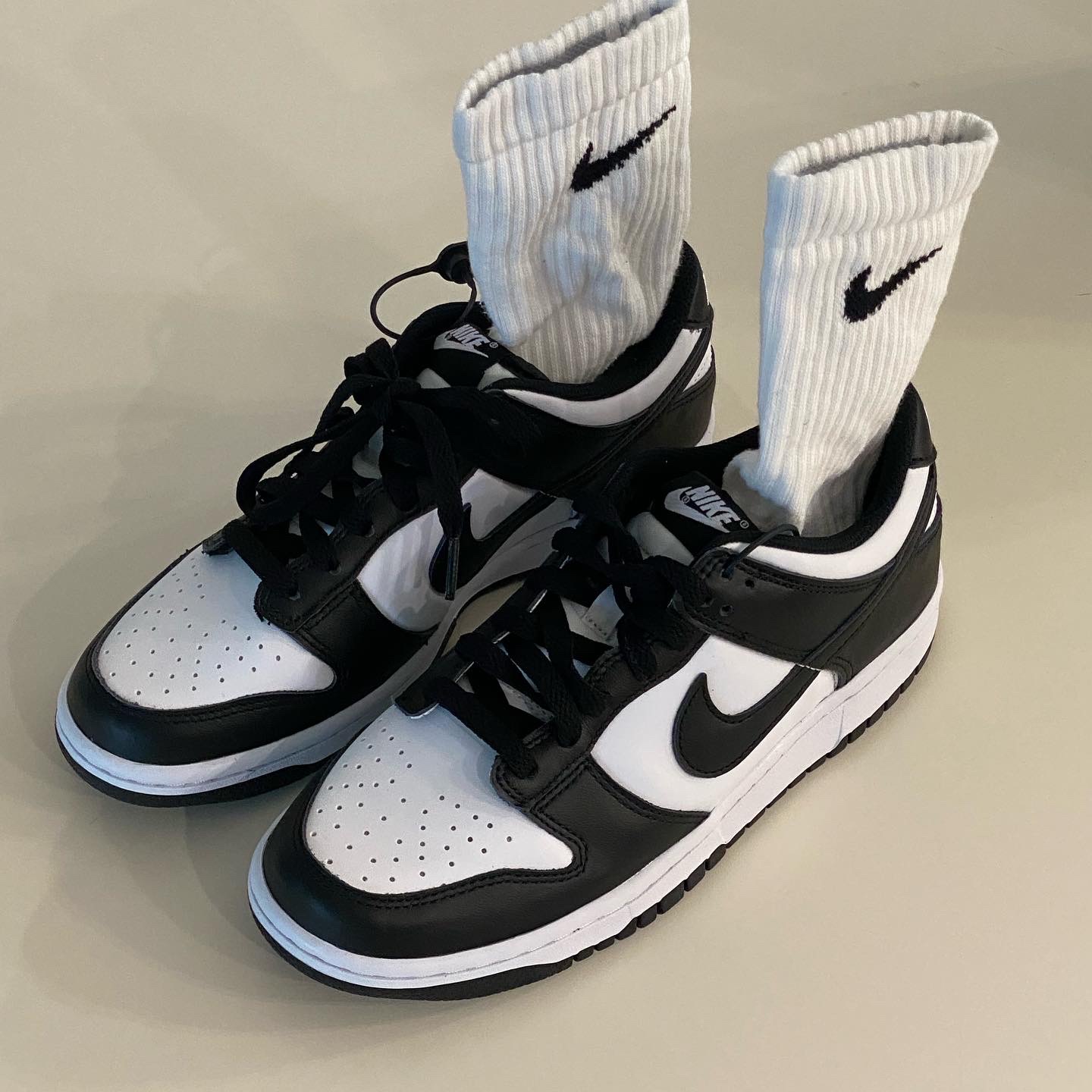 Nike Dunk Low Retro Black 착용 스타일 - 2