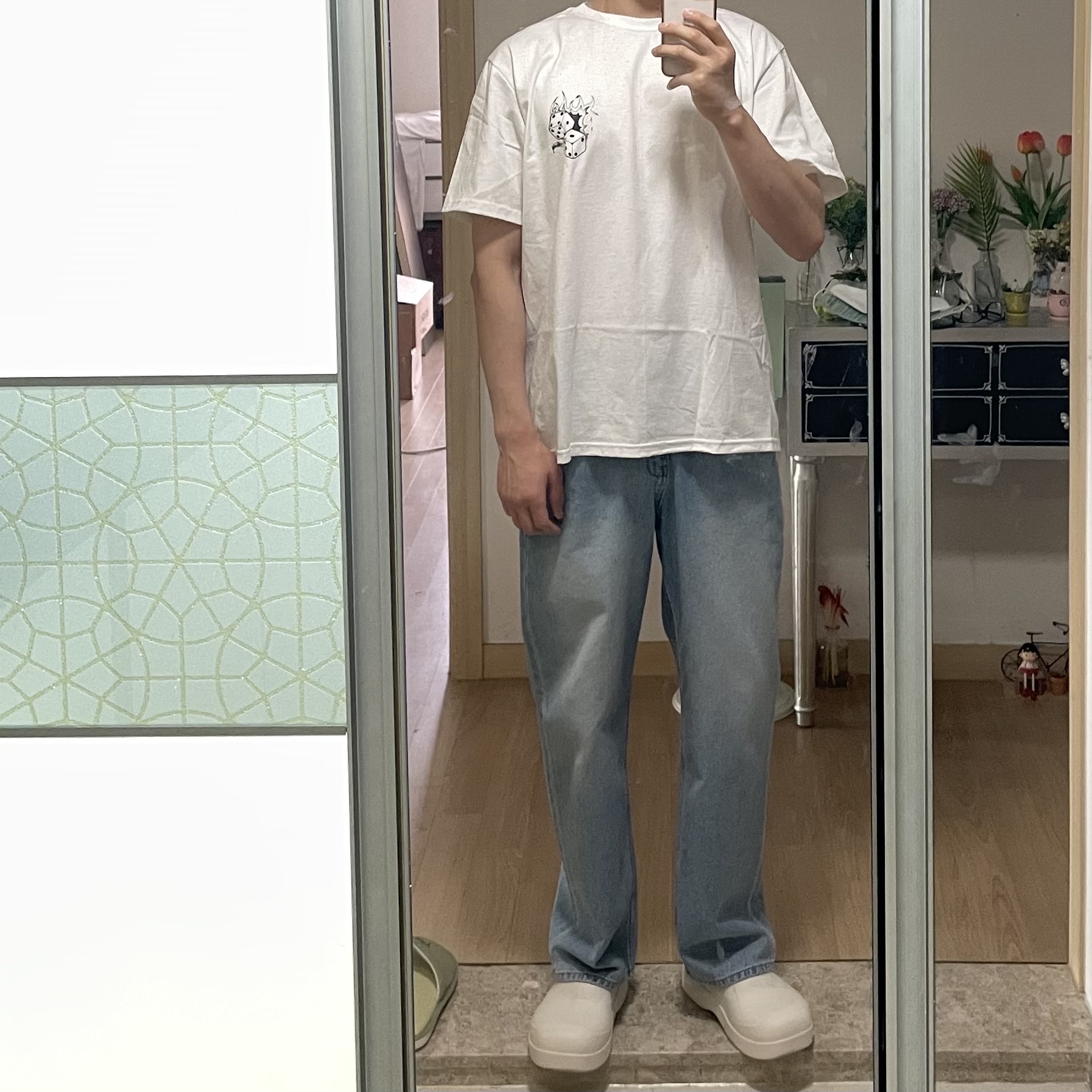 Stussy Fire Dice T-Shirt White 착용 스타일