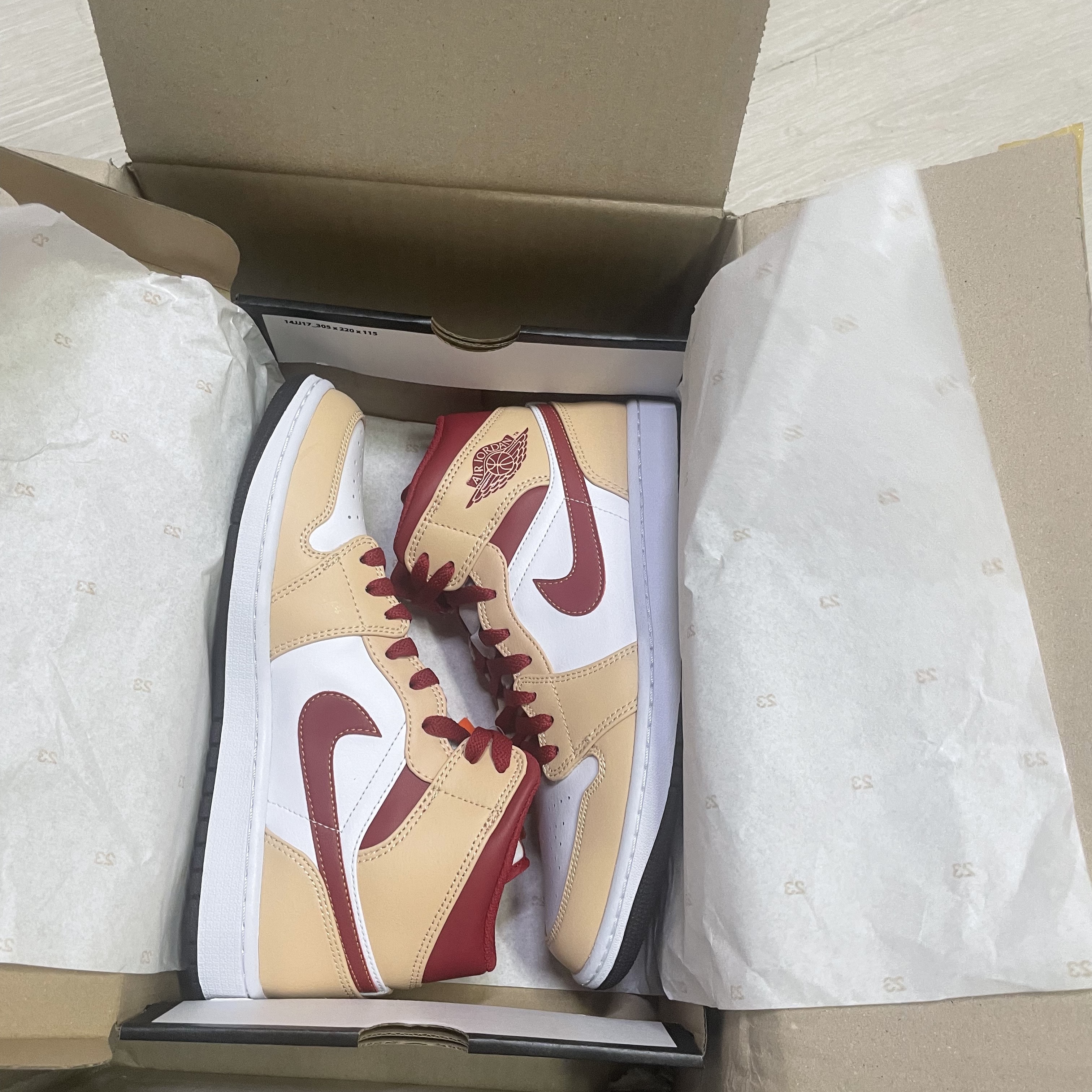 Jordan 1 Mid White Onyx Red 착용 스타일