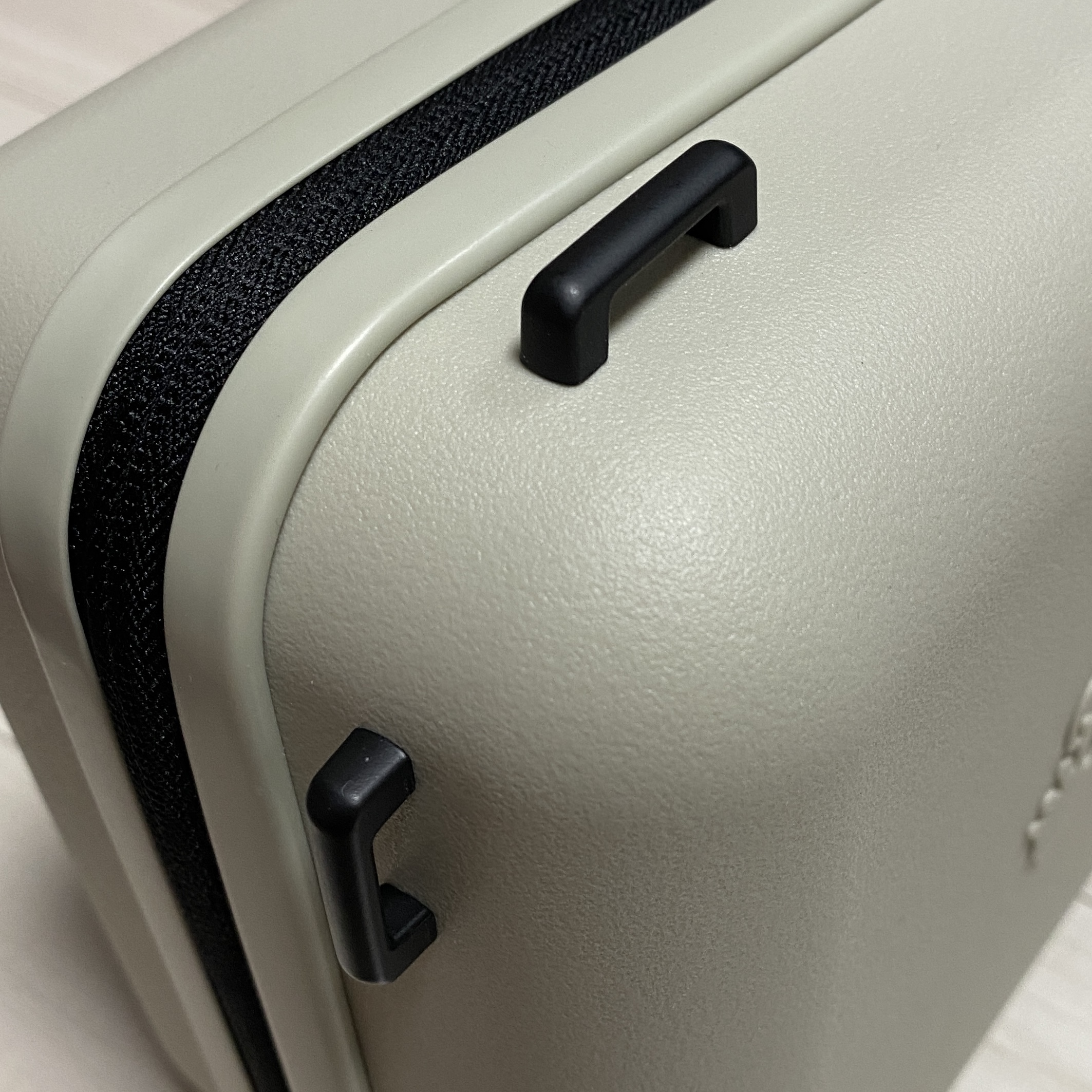 Off-White x Amore Pacific Protection Box (Without Cosmetics) 착용 스타일 - 2