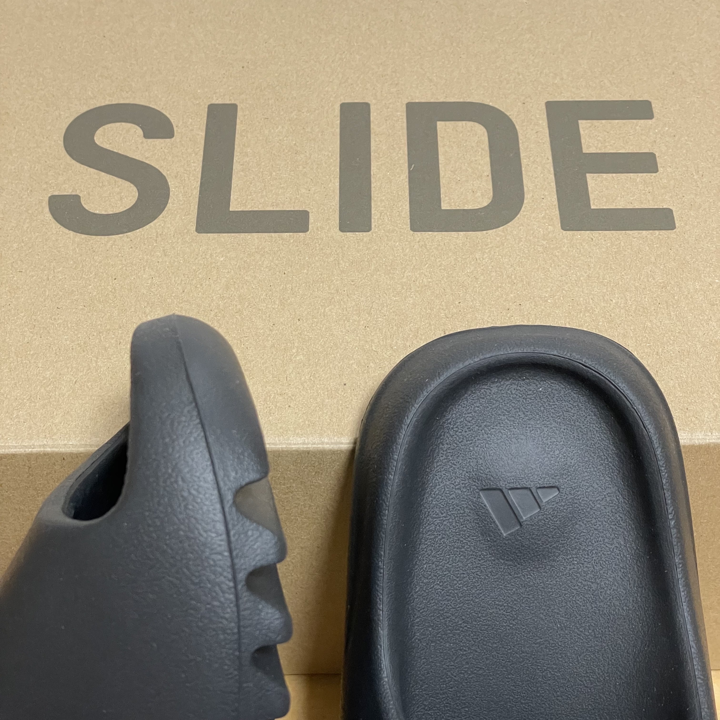 Adidas Yeezy Slide Onyx 착용 스타일 - 1